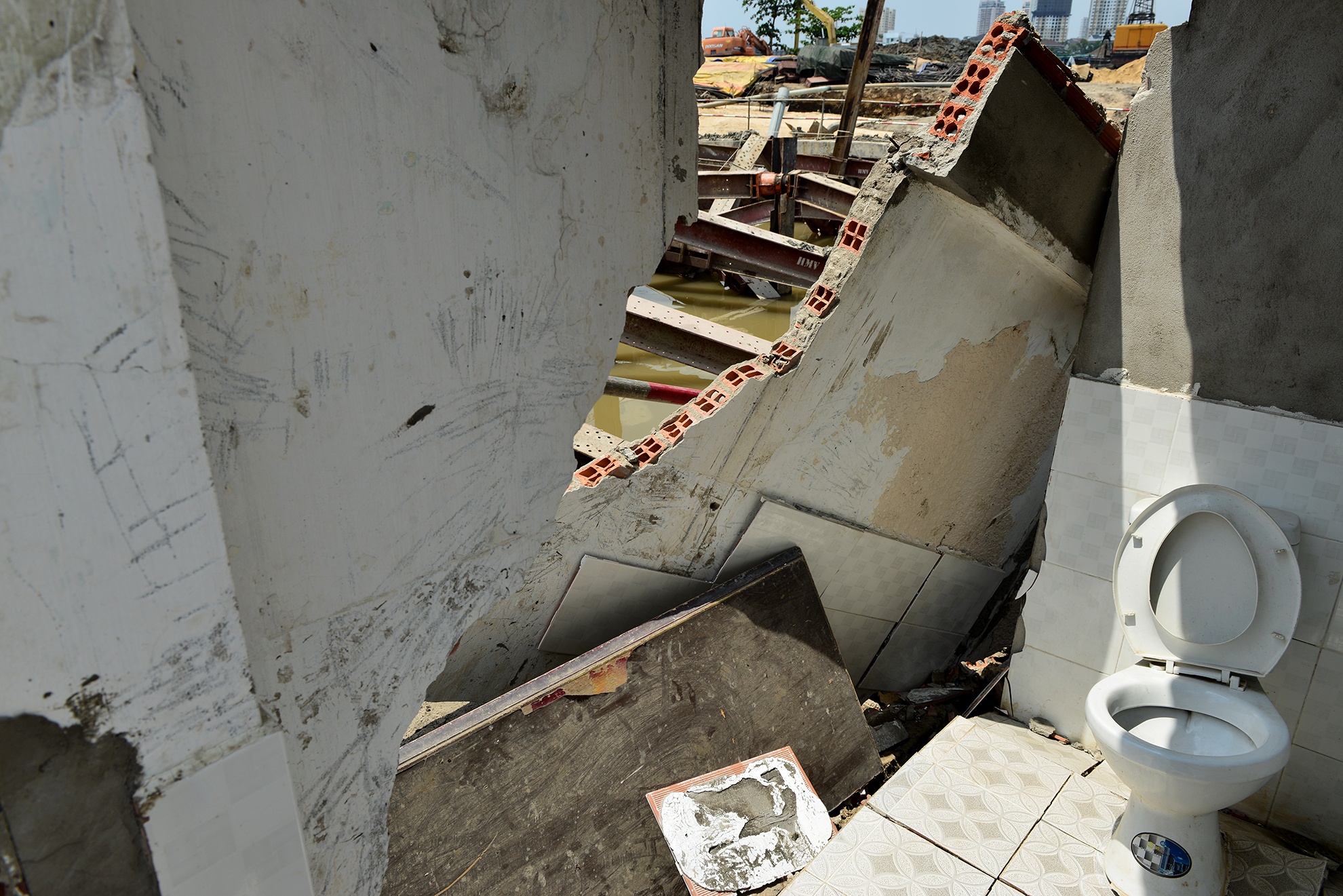 cong trinh cao tang sut lun o Sai Gon anh 9