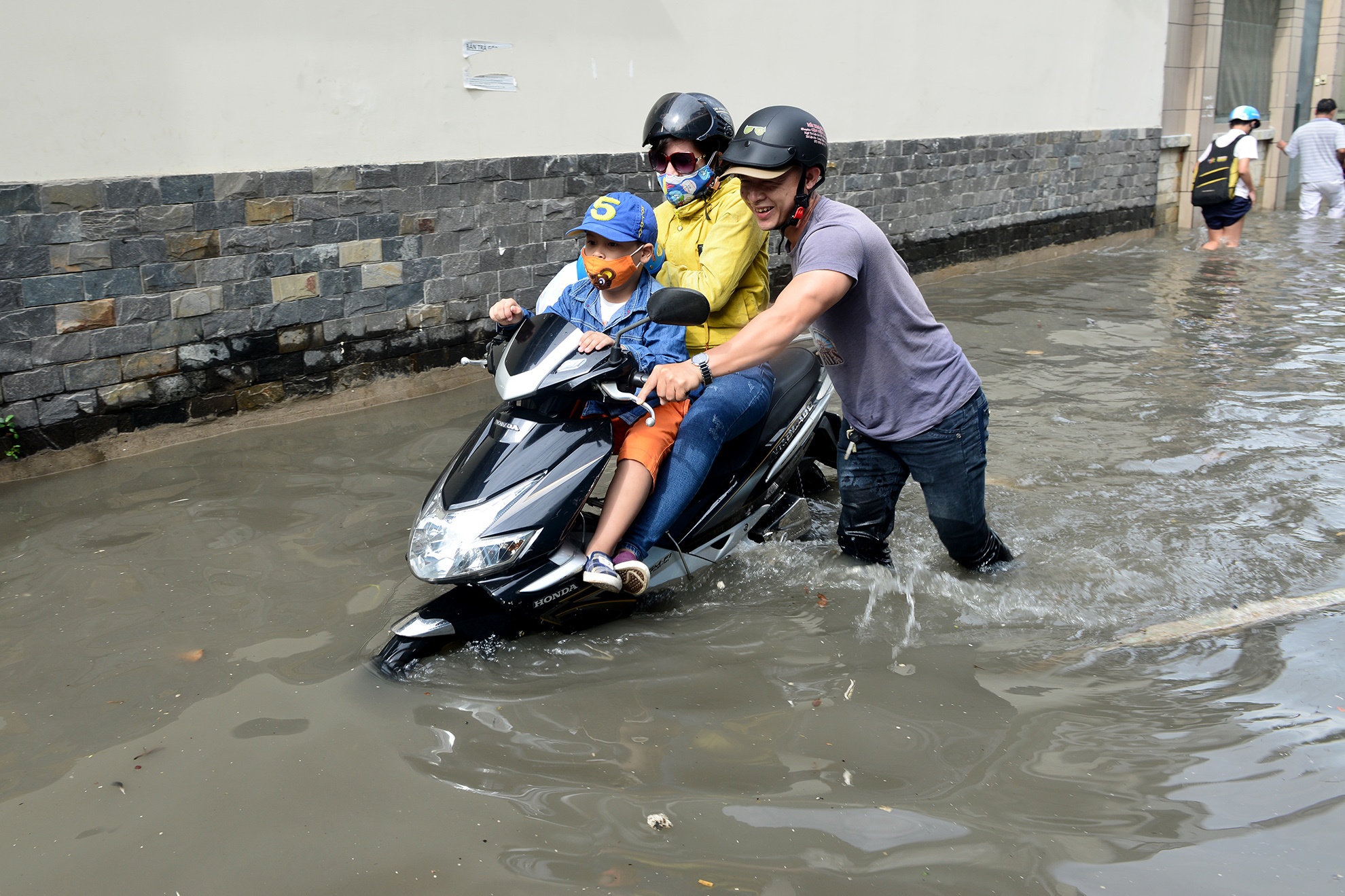 hang tram nha dan bi ngam trong nuoc ban o Sai Gon anh 18
