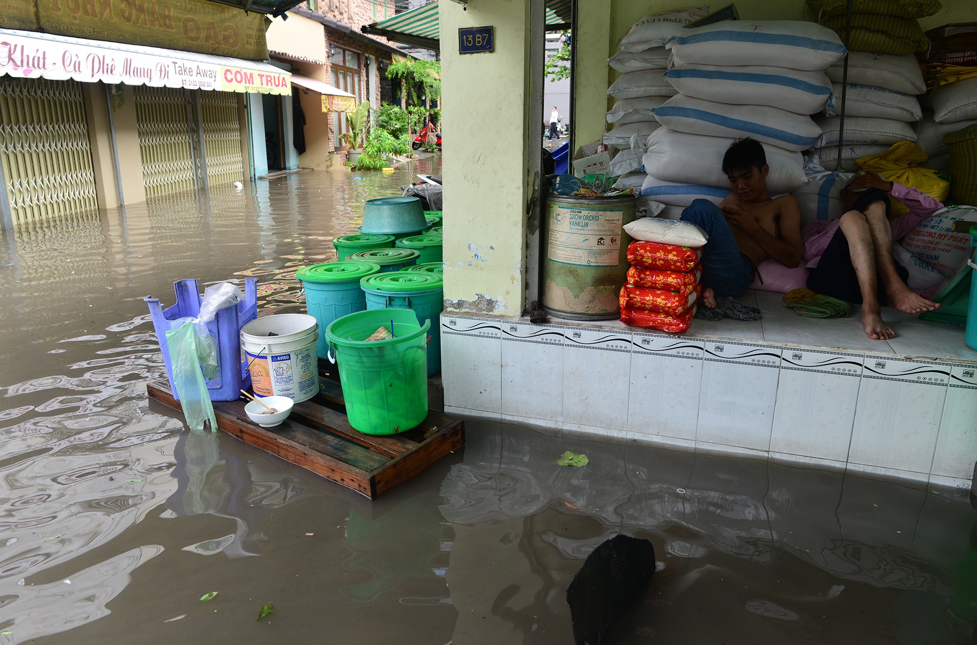 hang tram nha dan bi ngam trong nuoc ban o Sai Gon anh 7