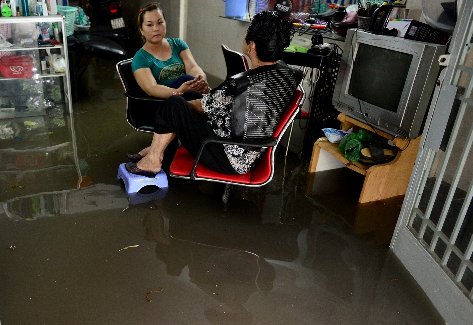 Nuoc ban ngam hang tram nha dan suot nua ngay o Sai Gon hinh anh