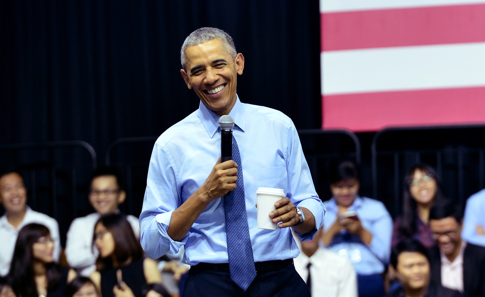 Obama coi ao vest, xan tay ao tro chuyen cung ban tre Viet hinh anh