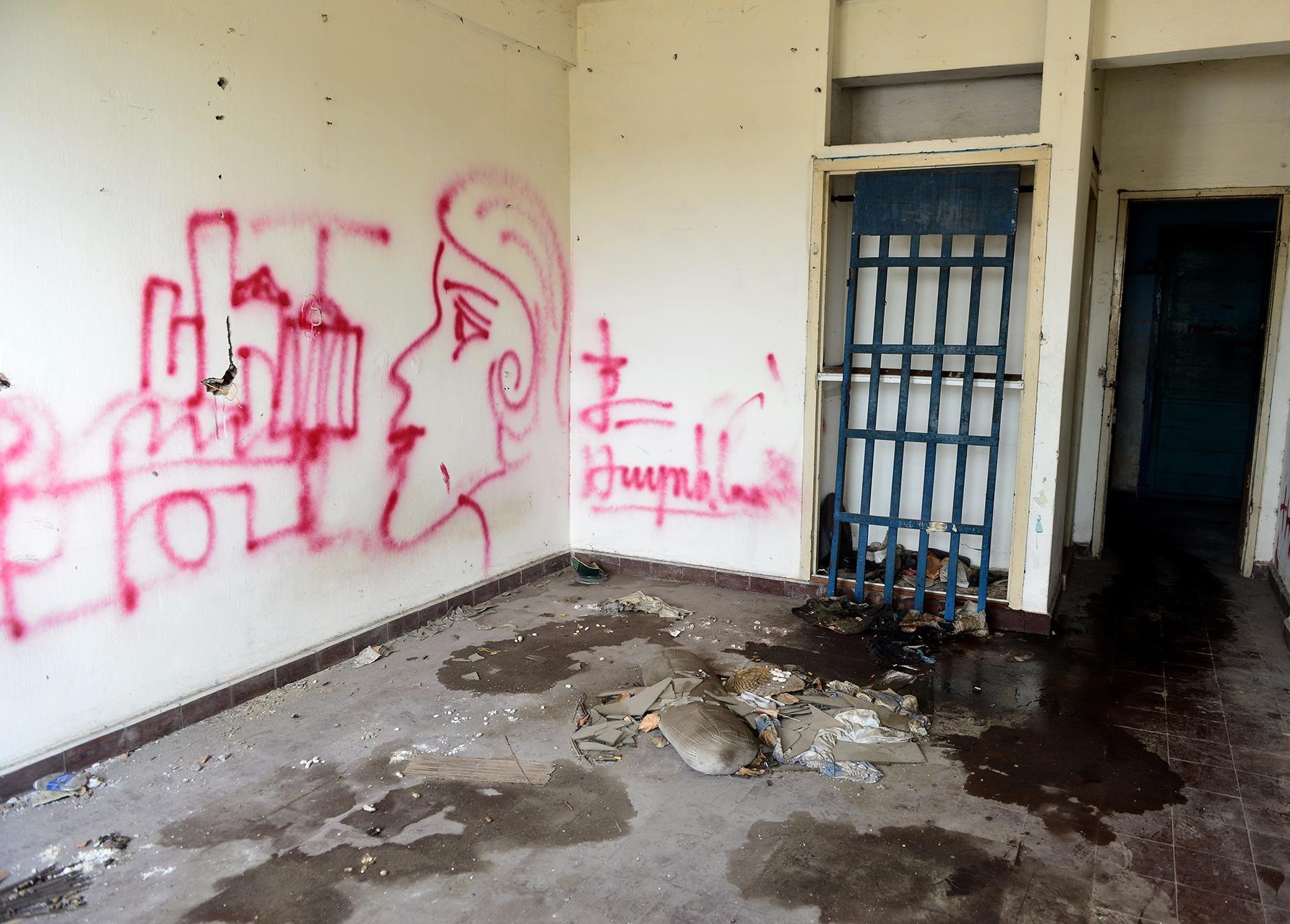 Ben trong chung cu 13 tang hoang tan nhat Sai Gon hinh anh