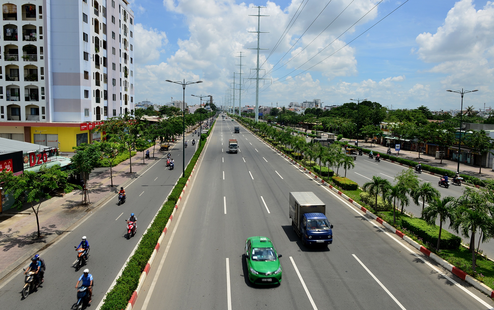 vet nut xuat hien tren duong Pham Van Dong anh 1