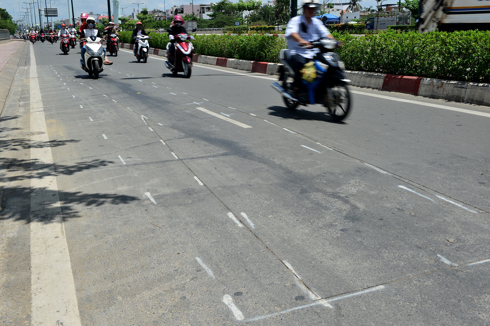 vet nut xuat hien tren duong Pham Van Dong anh 2