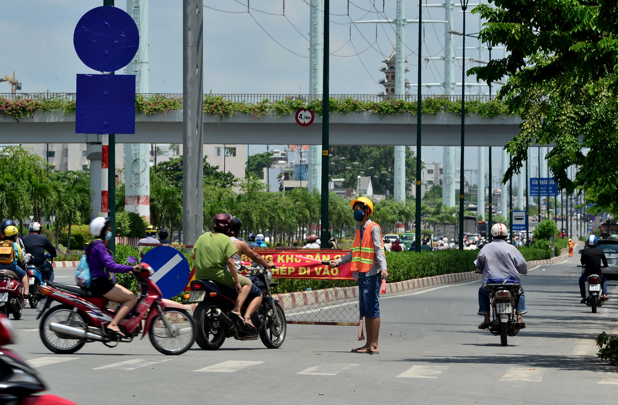 vet nut xuat hien tren duong Pham Van Dong anh 6
