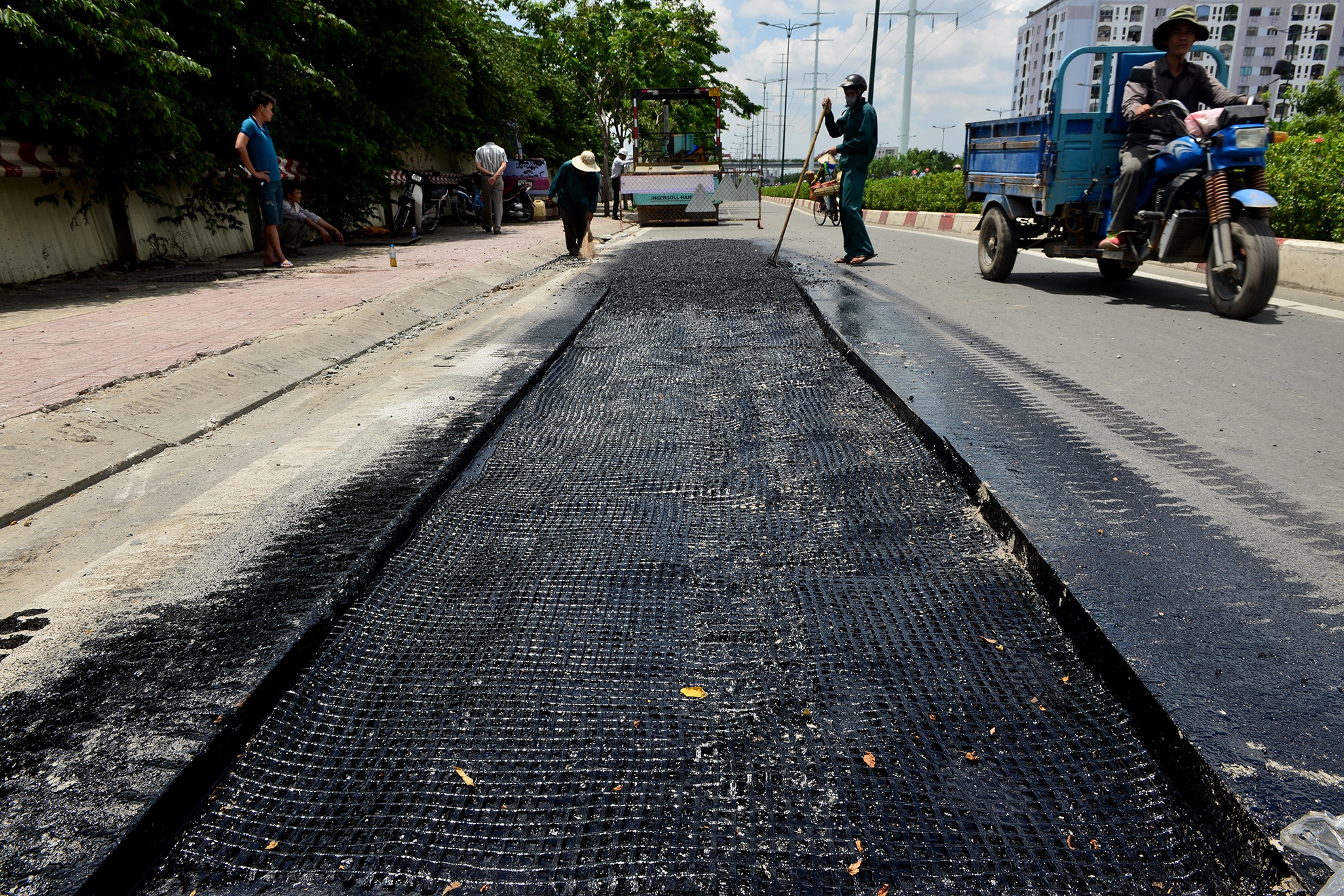 Nhieu vet nut tren duong noi do dep nhat Sai Gon hinh anh