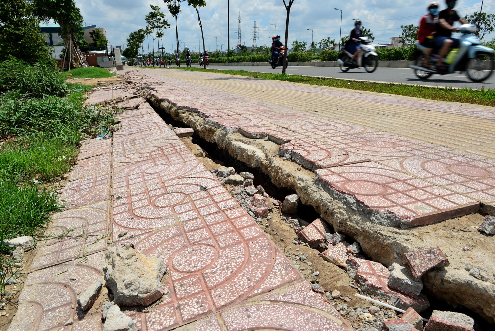 vet nut xuat hien tren duong Pham Van Dong anh 8