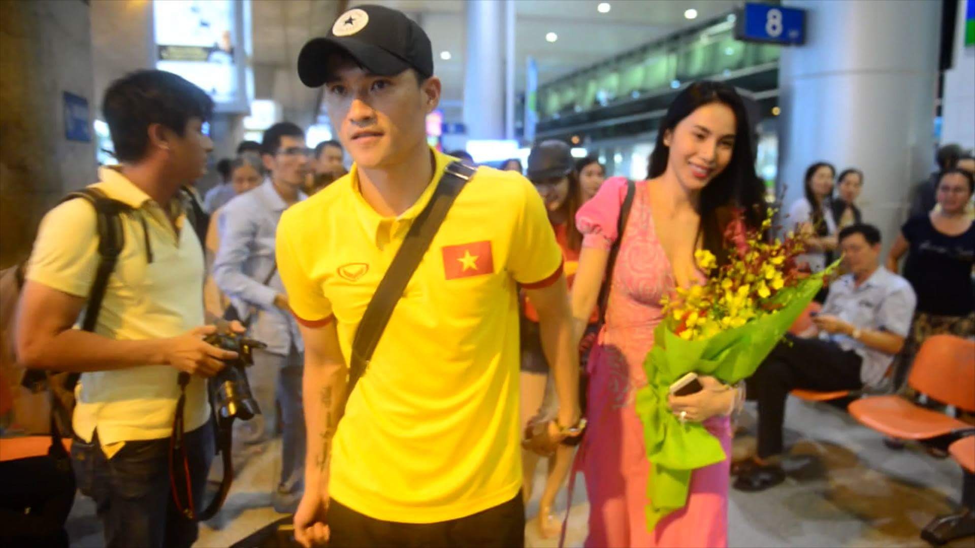 Thuy Tien ra san bay don Cong Vinh cung tuyen Viet Nam hinh anh