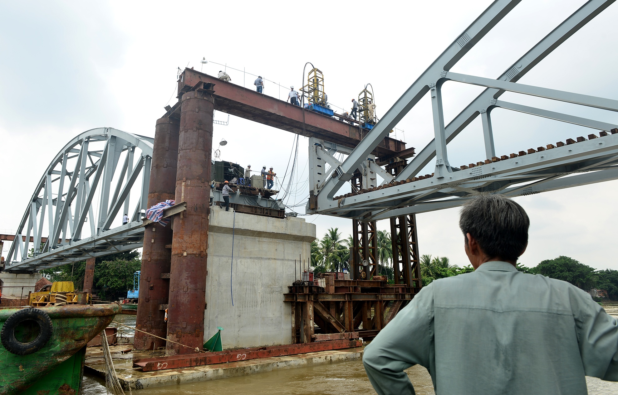 Cau Ghenh moi thanh hinh truoc ngay thong tau hinh anh