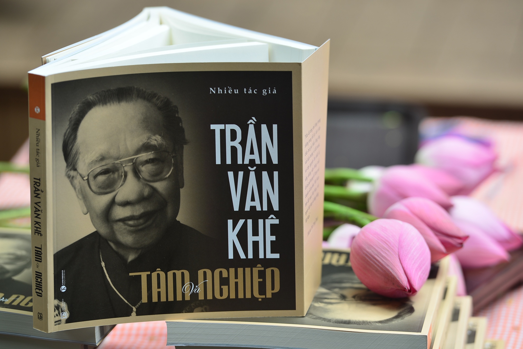 ra mat an pham Tran Van Khe: Tam va Nghiep anh 2