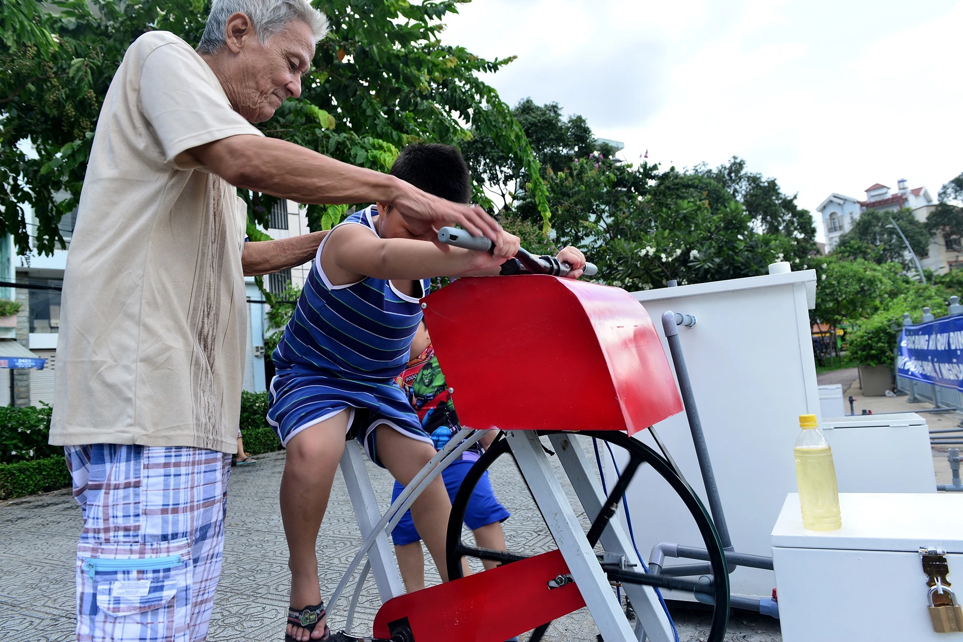 lap may tap the duc loc nuoc o Sai Gon anh 13