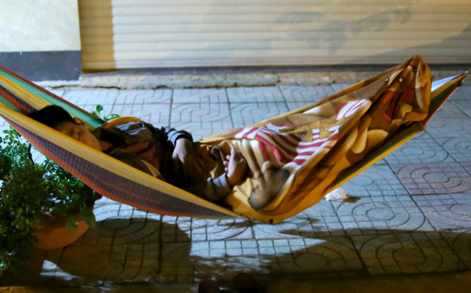 Phu huynh Sai Gon ngu via he cho nop ho so xin hoc cho con hinh anh