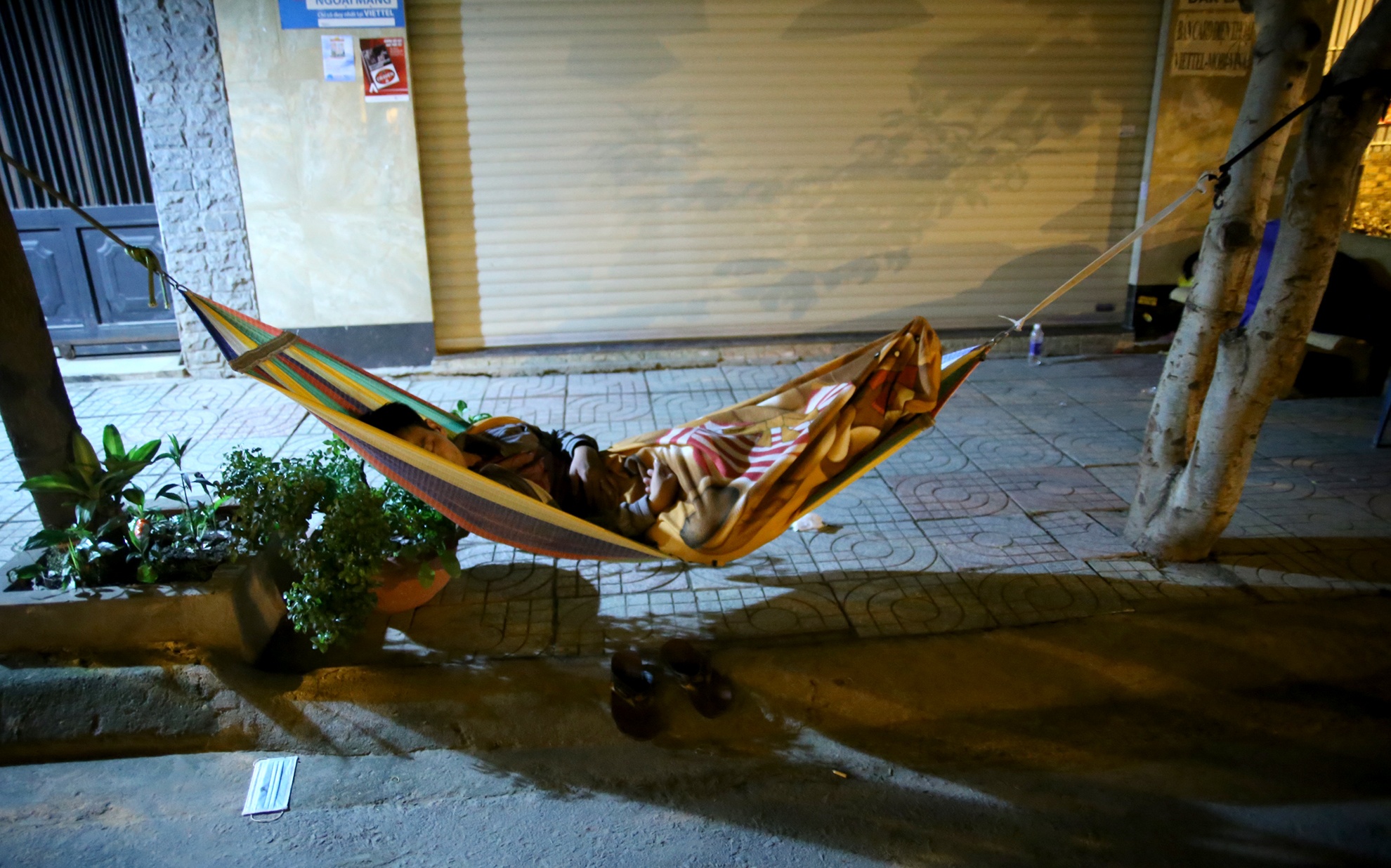 thuc dem nop ho so cho con anh 9