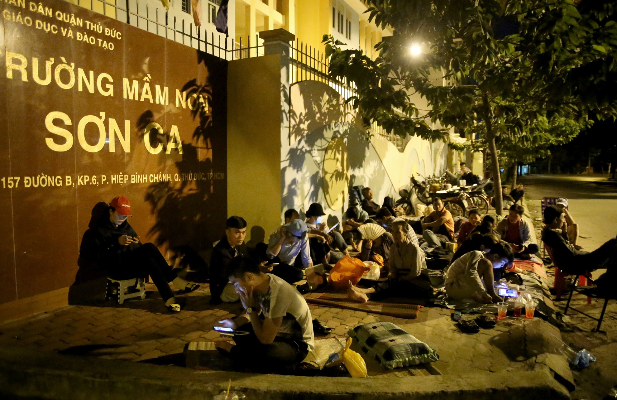 thuc dem nop ho so cho con anh 1