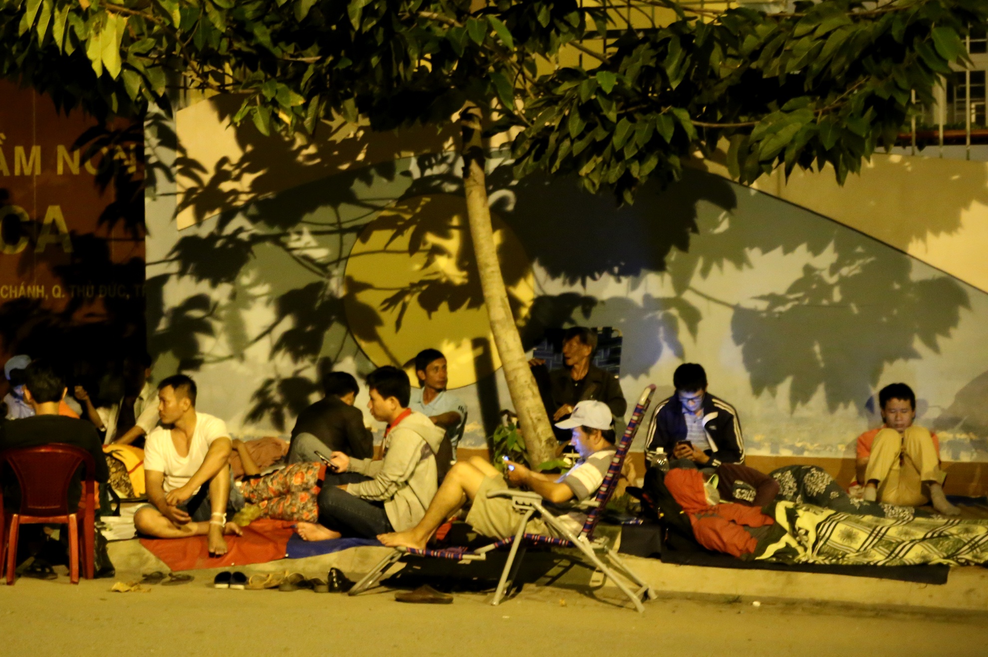 thuc dem nop ho so cho con anh 3