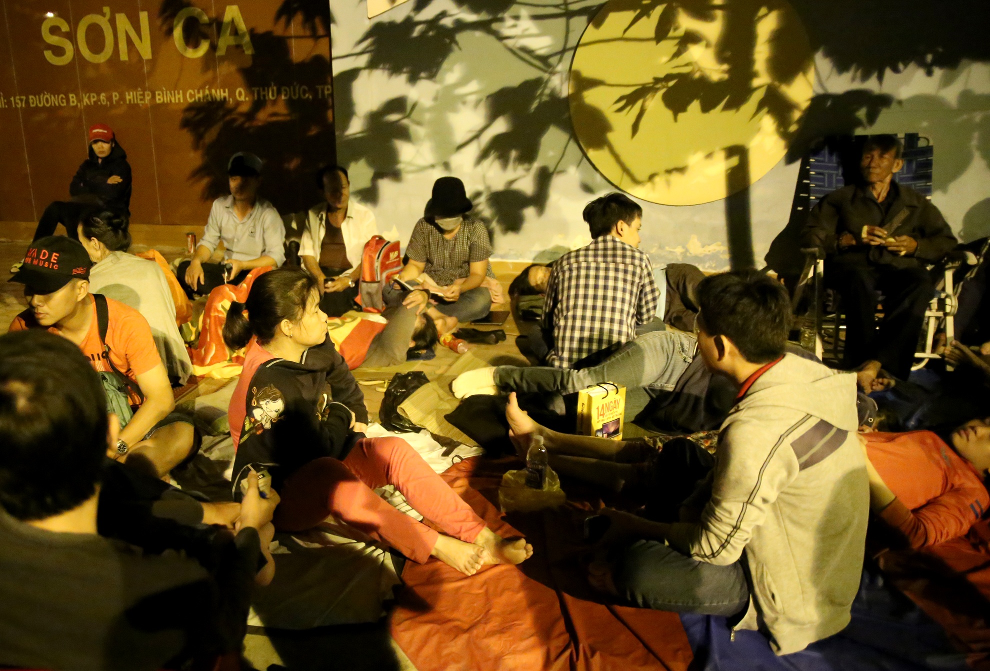 thuc dem nop ho so cho con anh 4