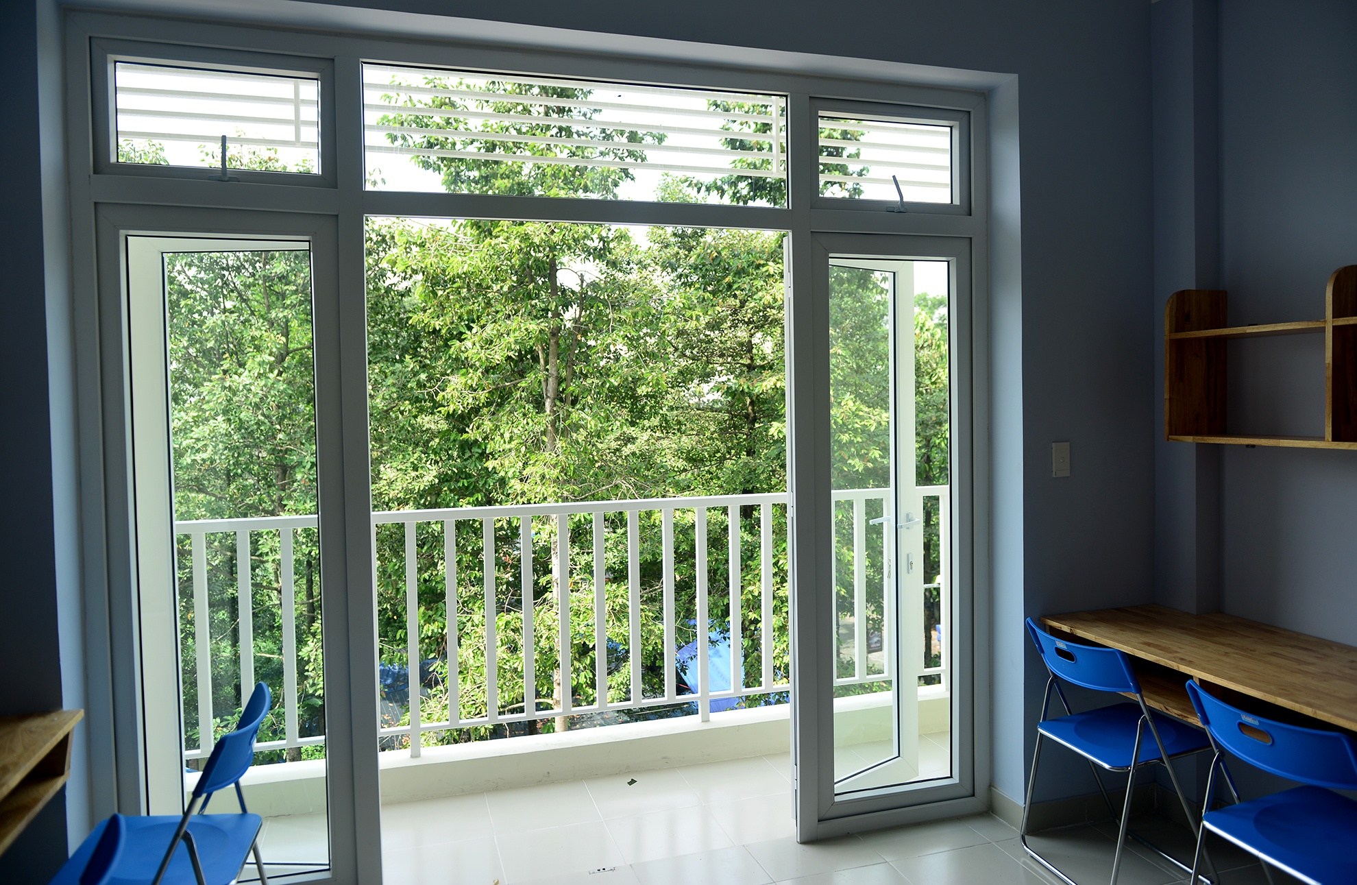 Ben trong ky tuc xa Co May mien phi o Sai Gon hinh anh