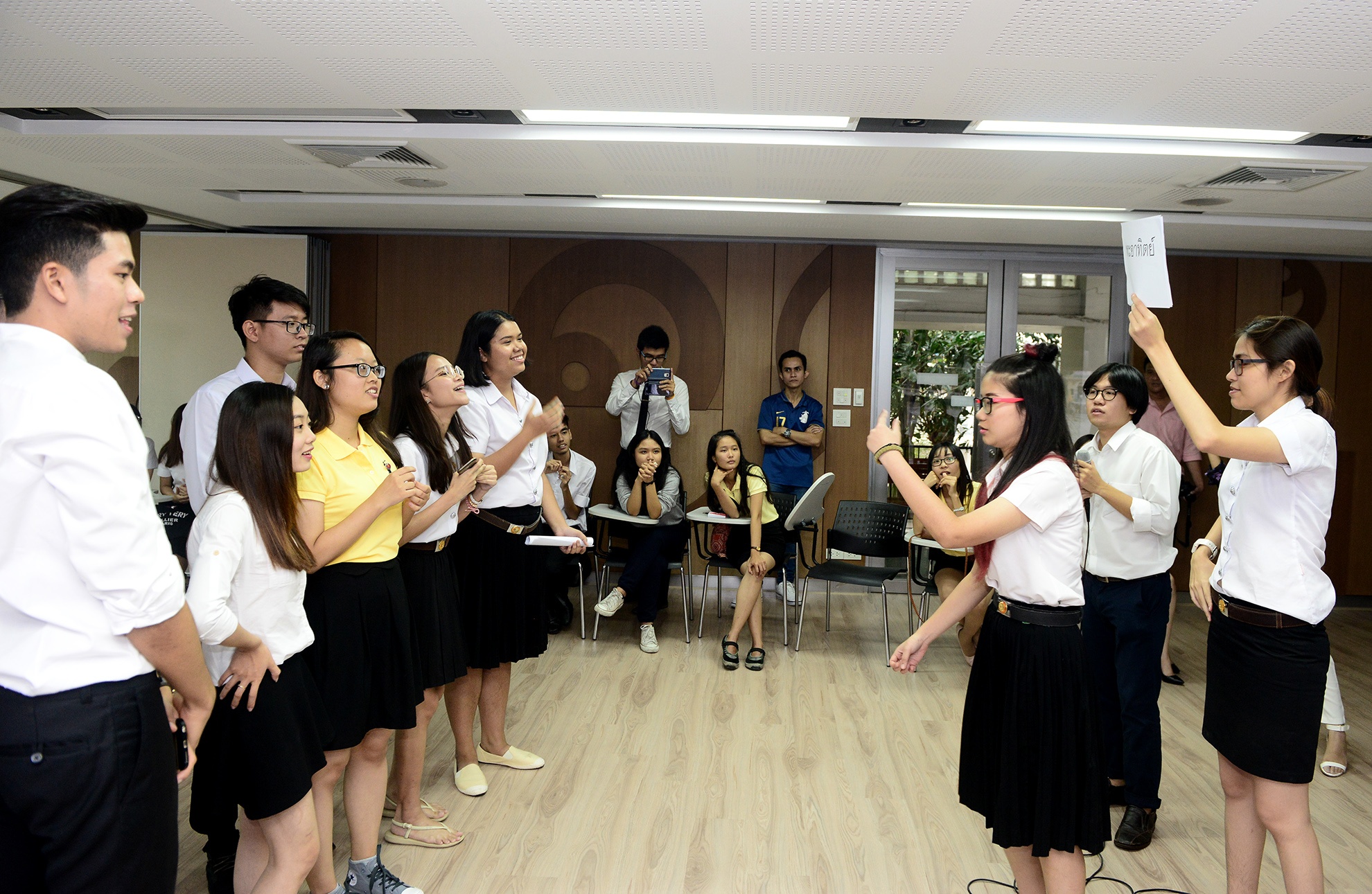 sinh vien,  thanh nien Viet Nam-Thai Lan anh 13