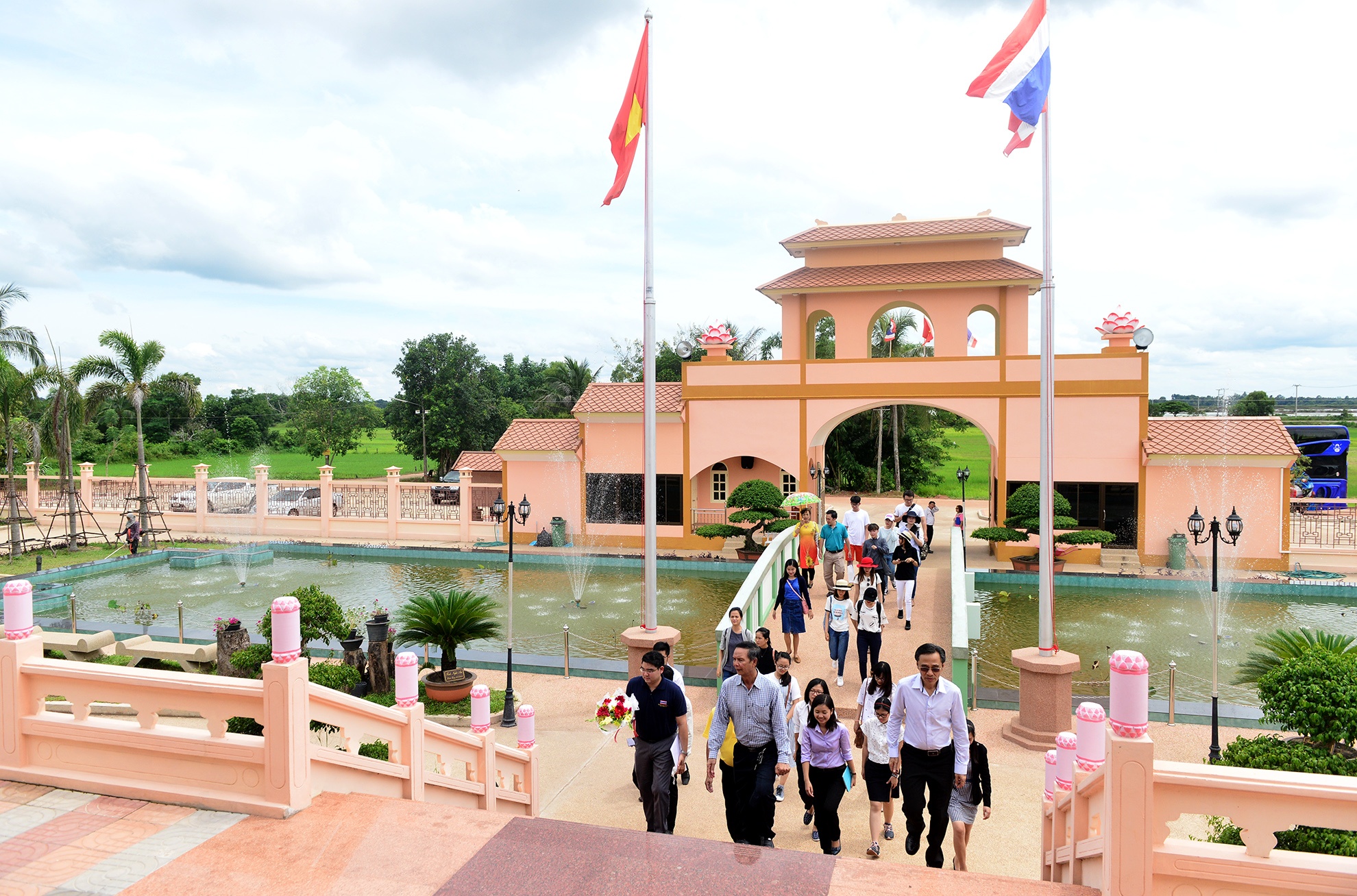 sinh vien,  thanh nien Viet Nam-Thai Lan anh 1