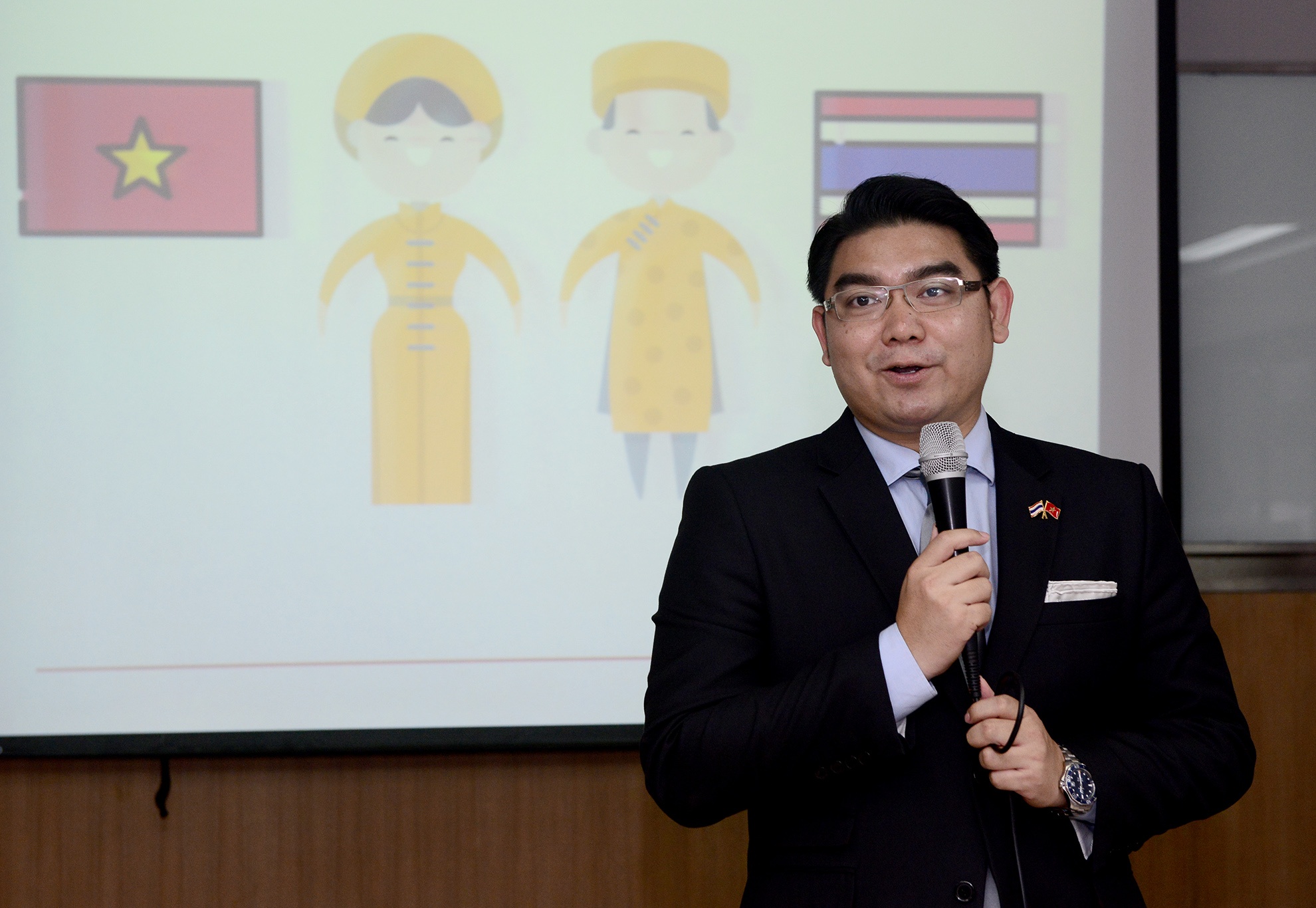 sinh vien,  thanh nien Viet Nam-Thai Lan anh 15