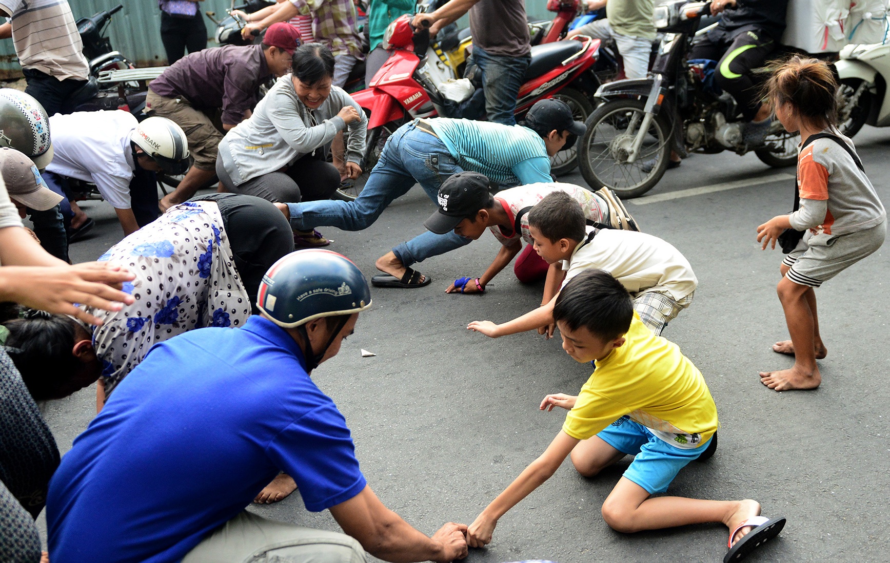 Hang tram nguoi lao vao vo tien roi ngoai duong hinh anh