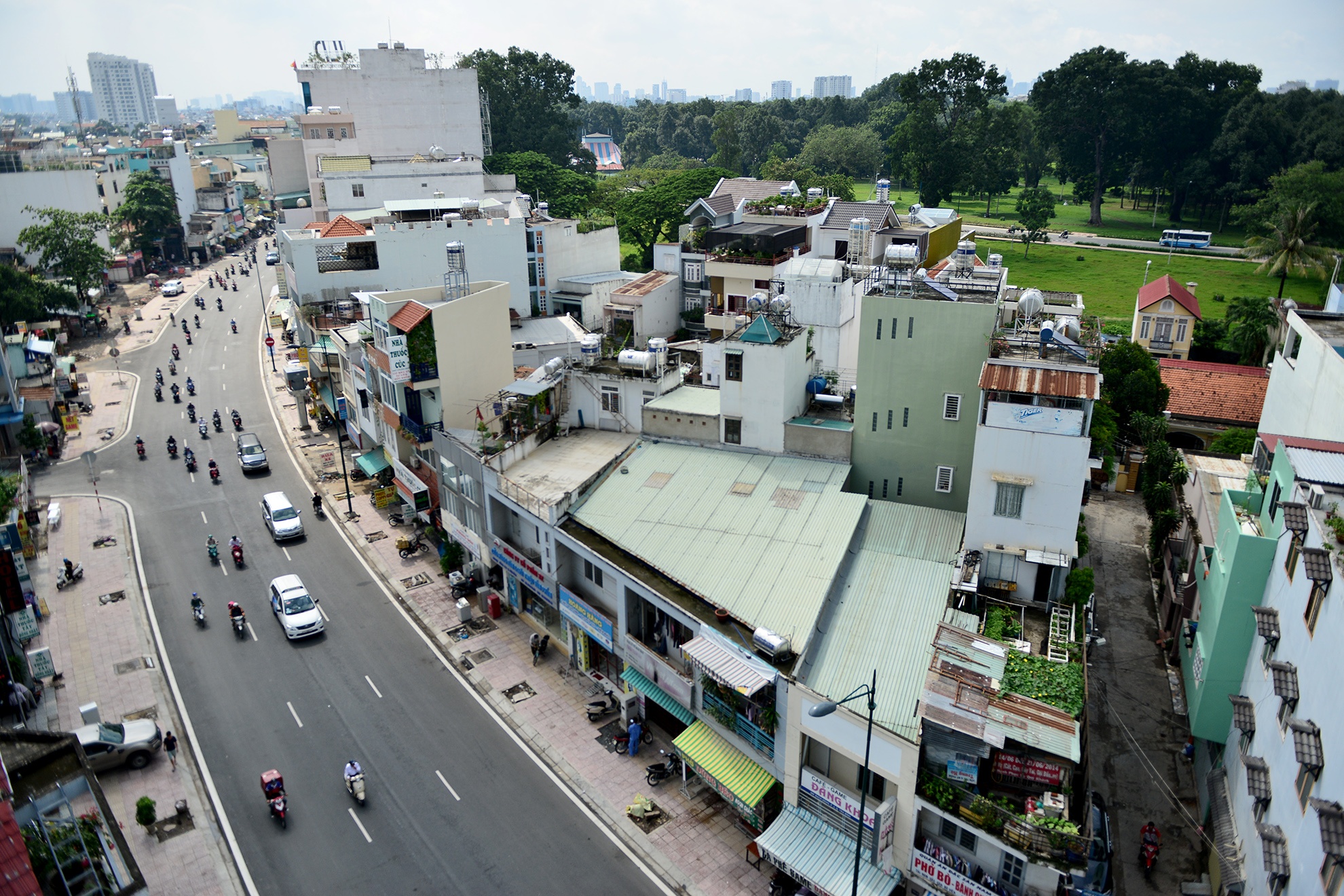 Duong moi thong thoang o cua ngo san bay Tan Son Nhat hinh anh