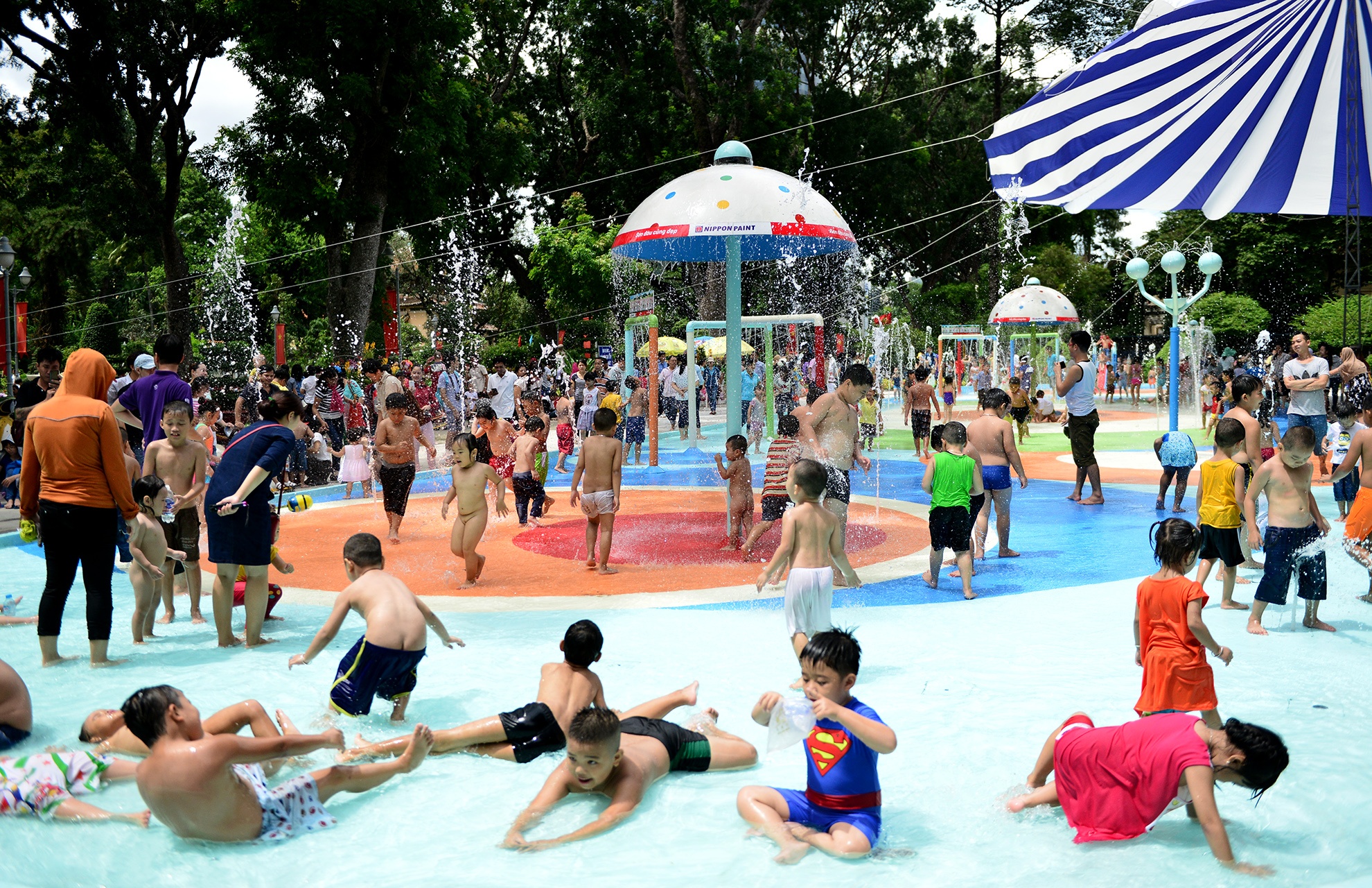 hang ngan nguoi vui choi 2/9 o Thao Cam Vien anh 9