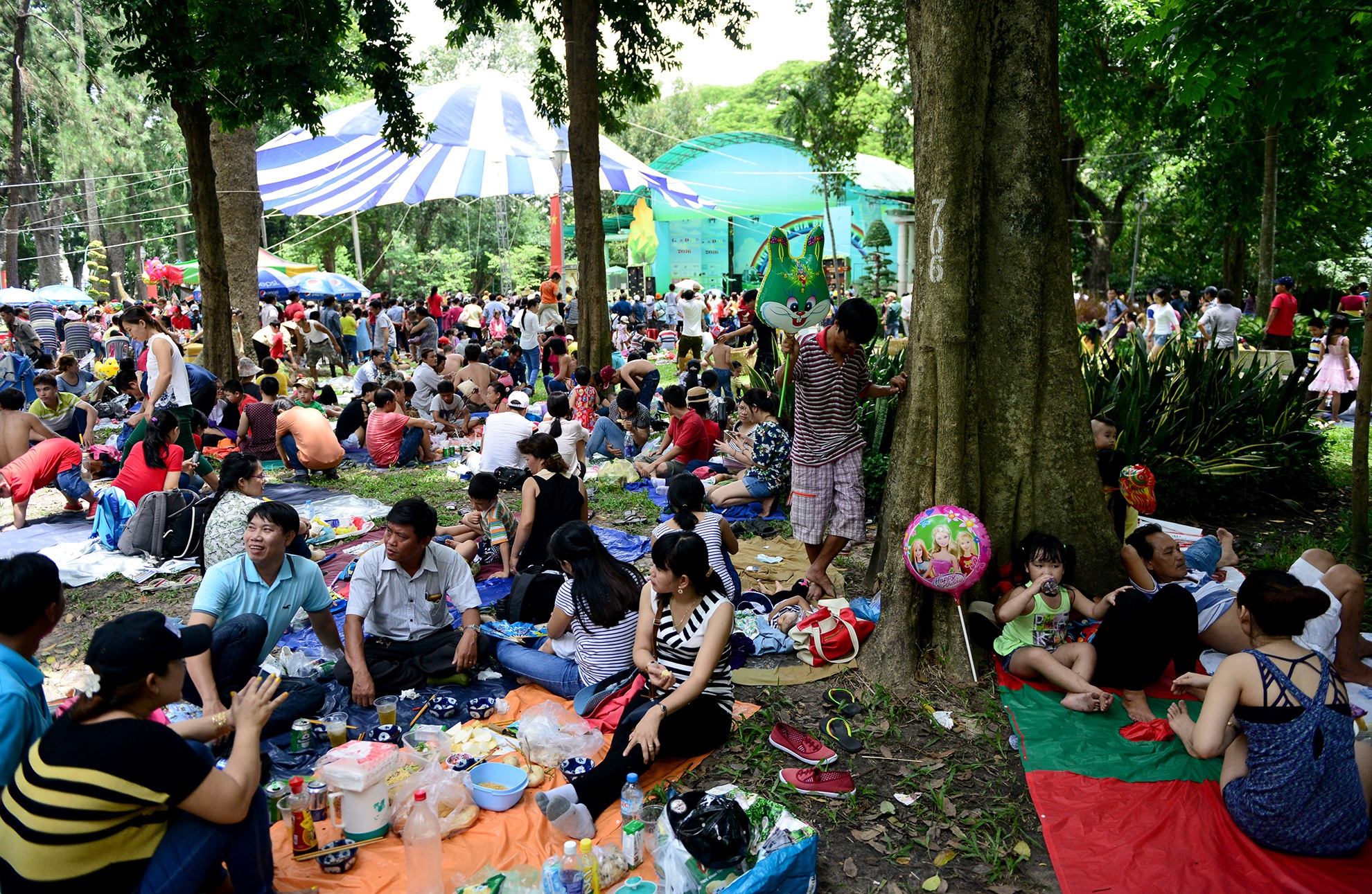 hang ngan nguoi vui choi 2/9 o Thao Cam Vien anh 13