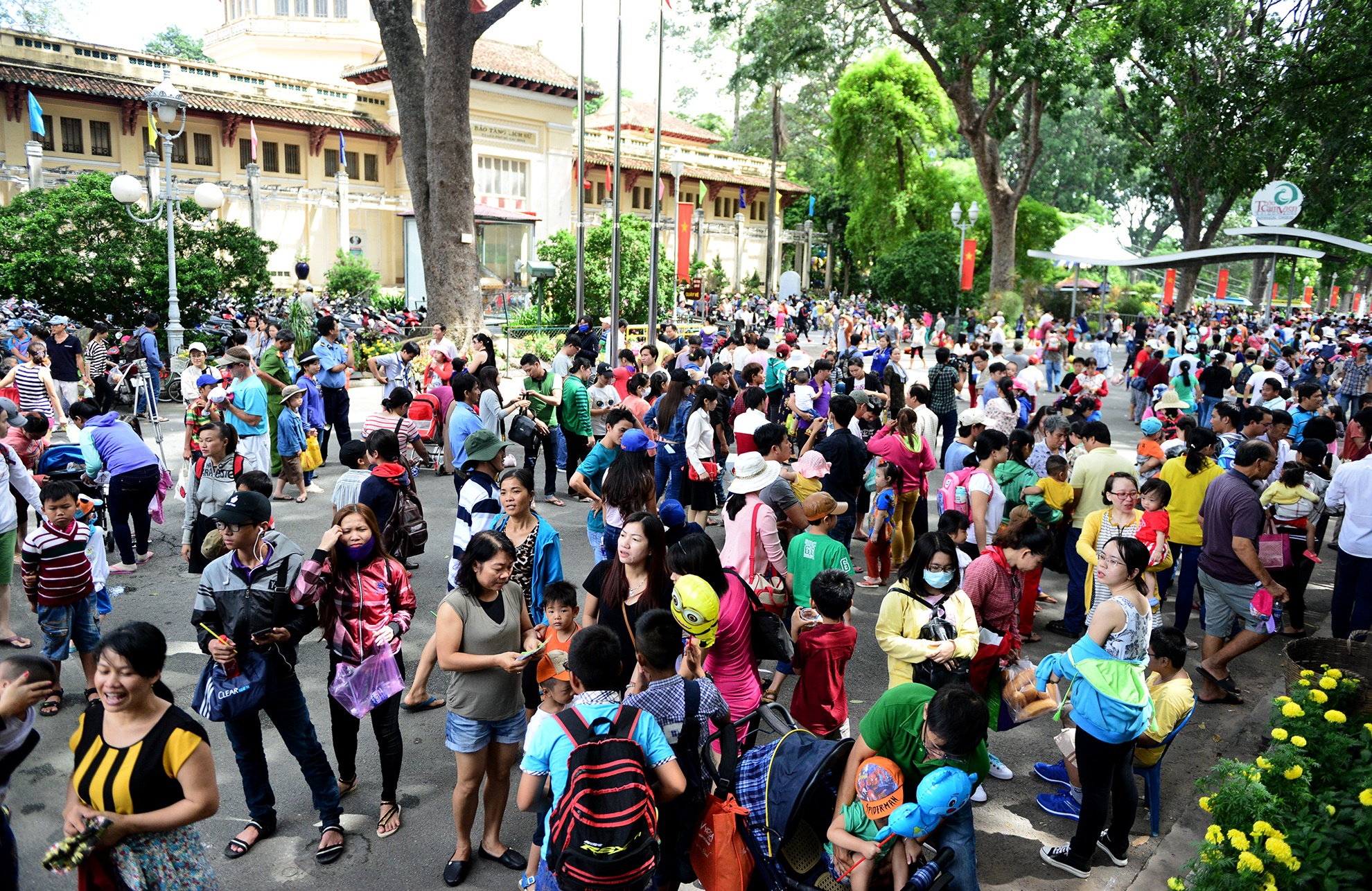hang ngan nguoi vui choi 2/9 o Thao Cam Vien anh 1
