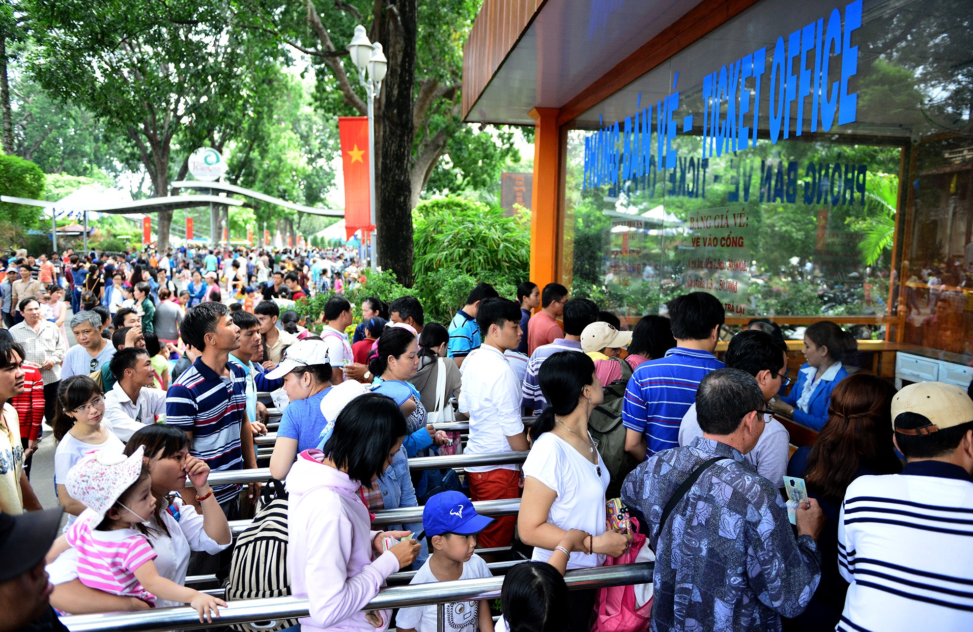 hang ngan nguoi vui choi 2/9 o Thao Cam Vien anh 2