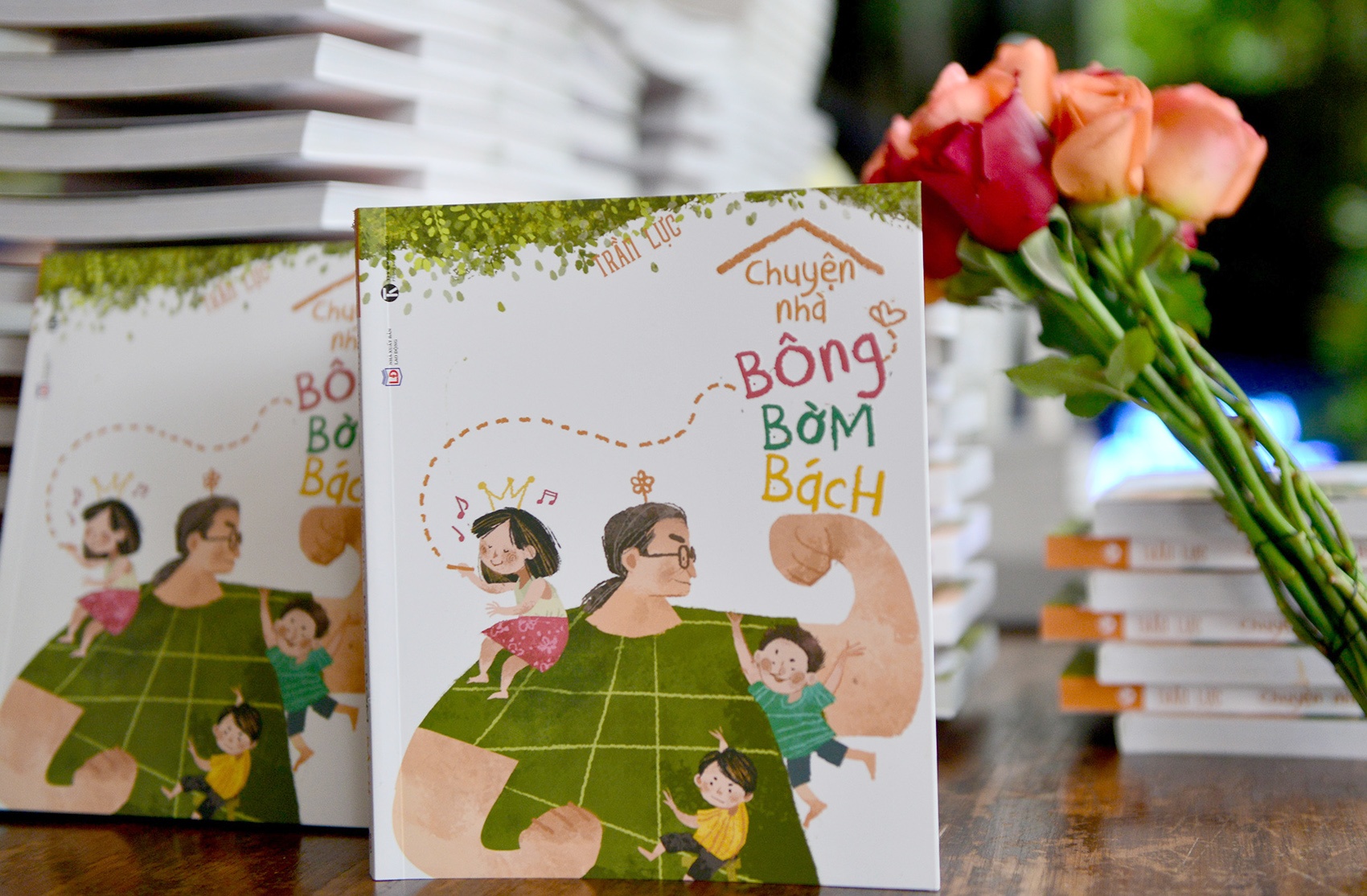 Dao dien Tran Luc ke chuyen nha bang sach hinh anh