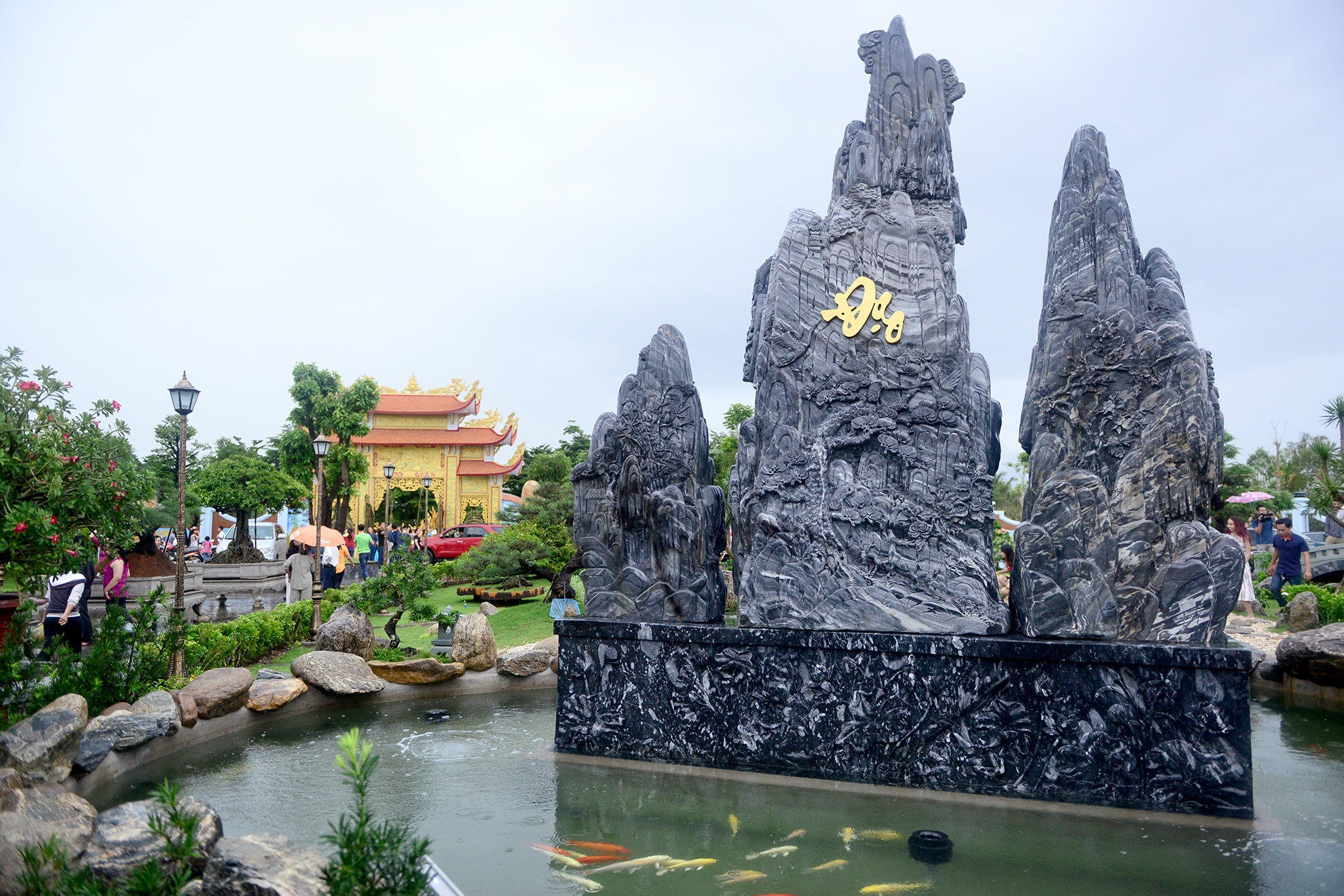 nha tho to cua Hoai Linh anh 14