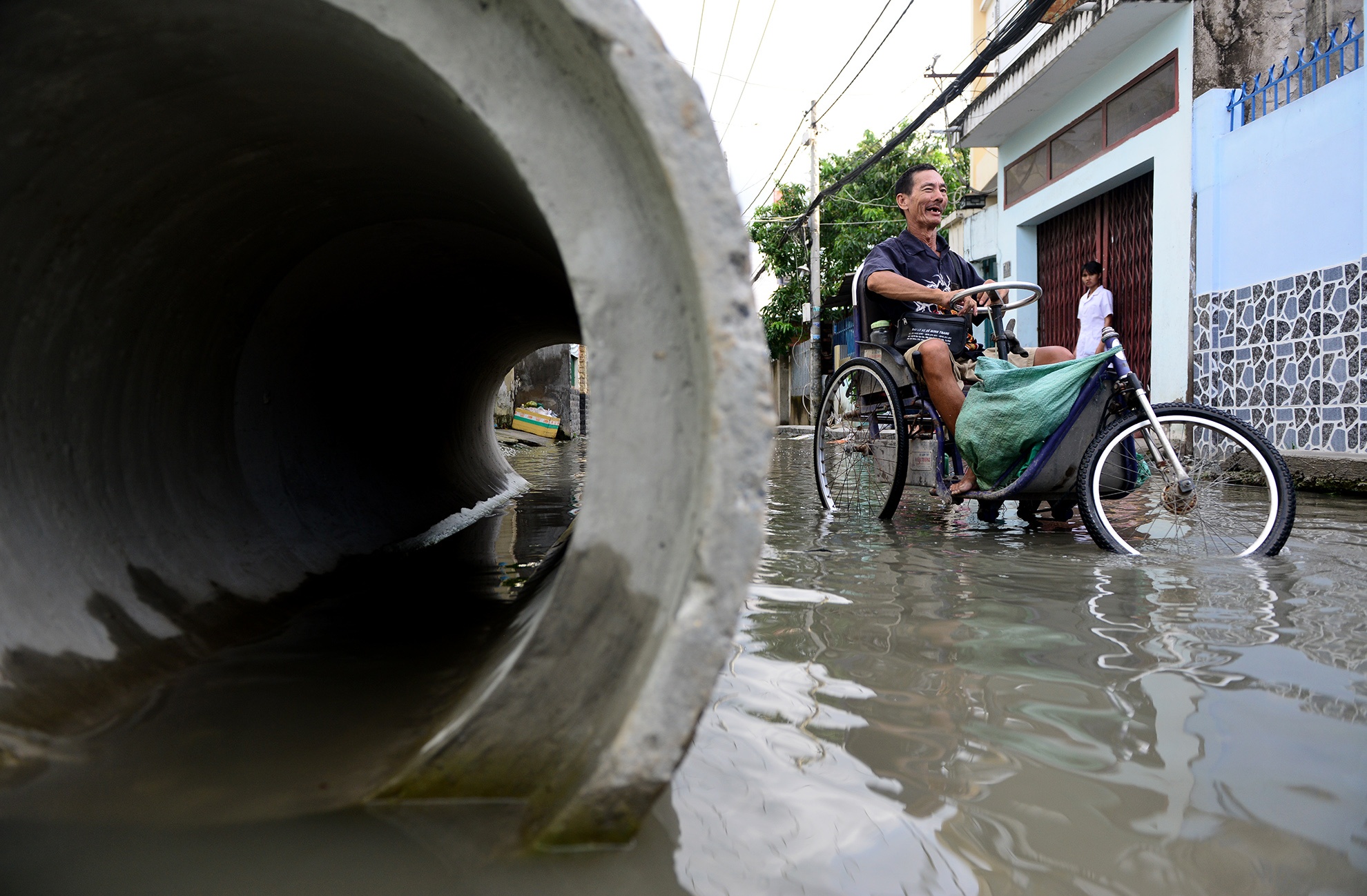 Hem thanh ao, nha moc reu do thi cong duong o Sai Gon hinh anh