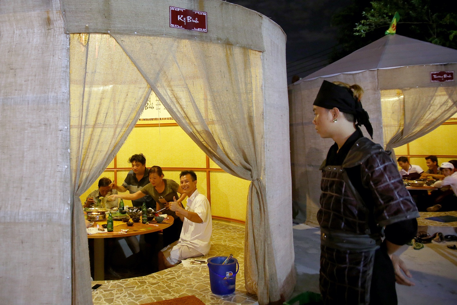 Nha hang phong cach Tam Quoc Chi o Sai Gon hinh anh