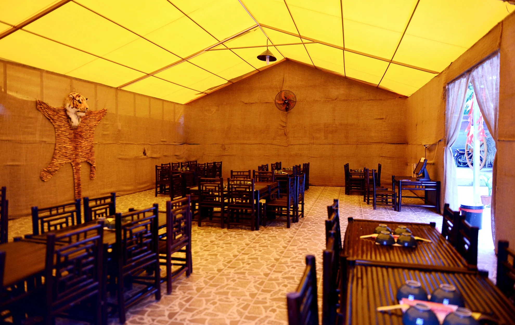 nha hang phong cach Tam Quoc o Sai Gon anh 4