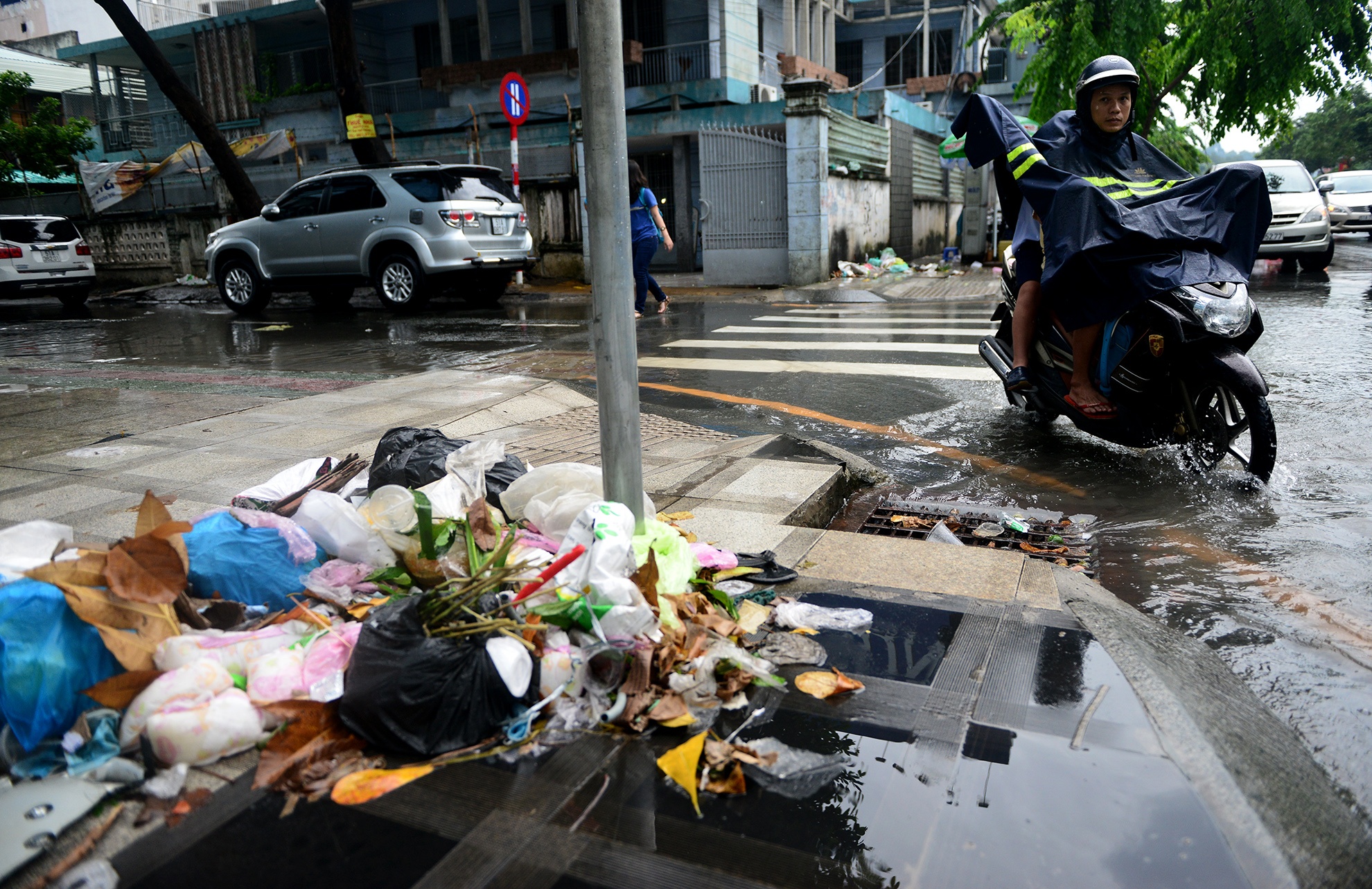 ngap nuoc truoc cong san bay Tan Son Nhat anh 10