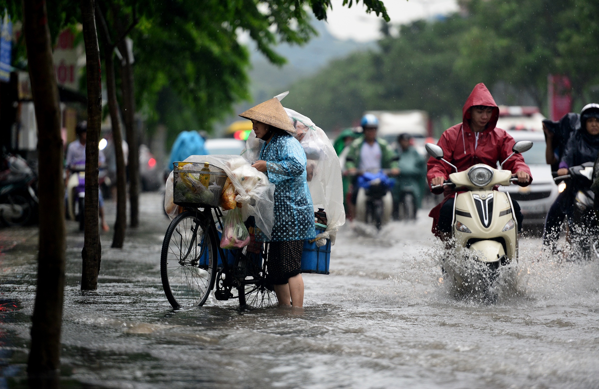 ngap nuoc truoc cong san bay Tan Son Nhat anh 1
