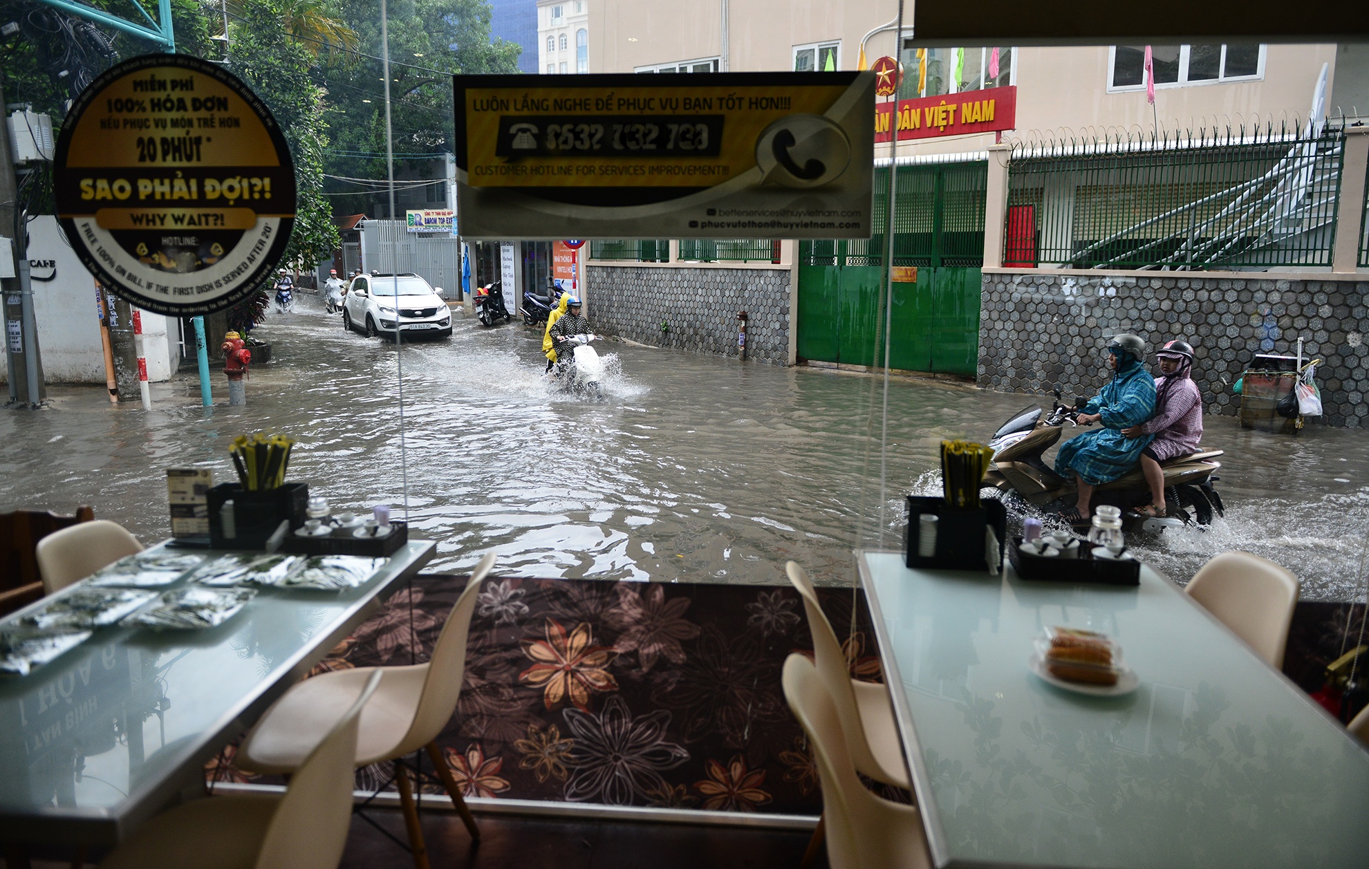 ngap nuoc truoc cong san bay Tan Son Nhat anh 4