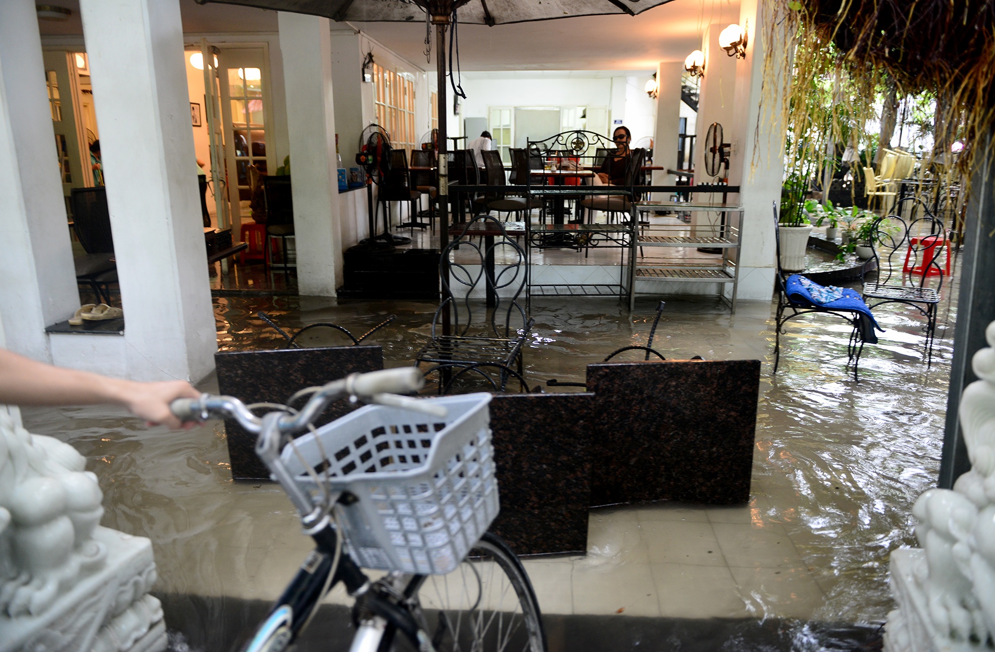 ngap nuoc truoc cong san bay Tan Son Nhat anh 5