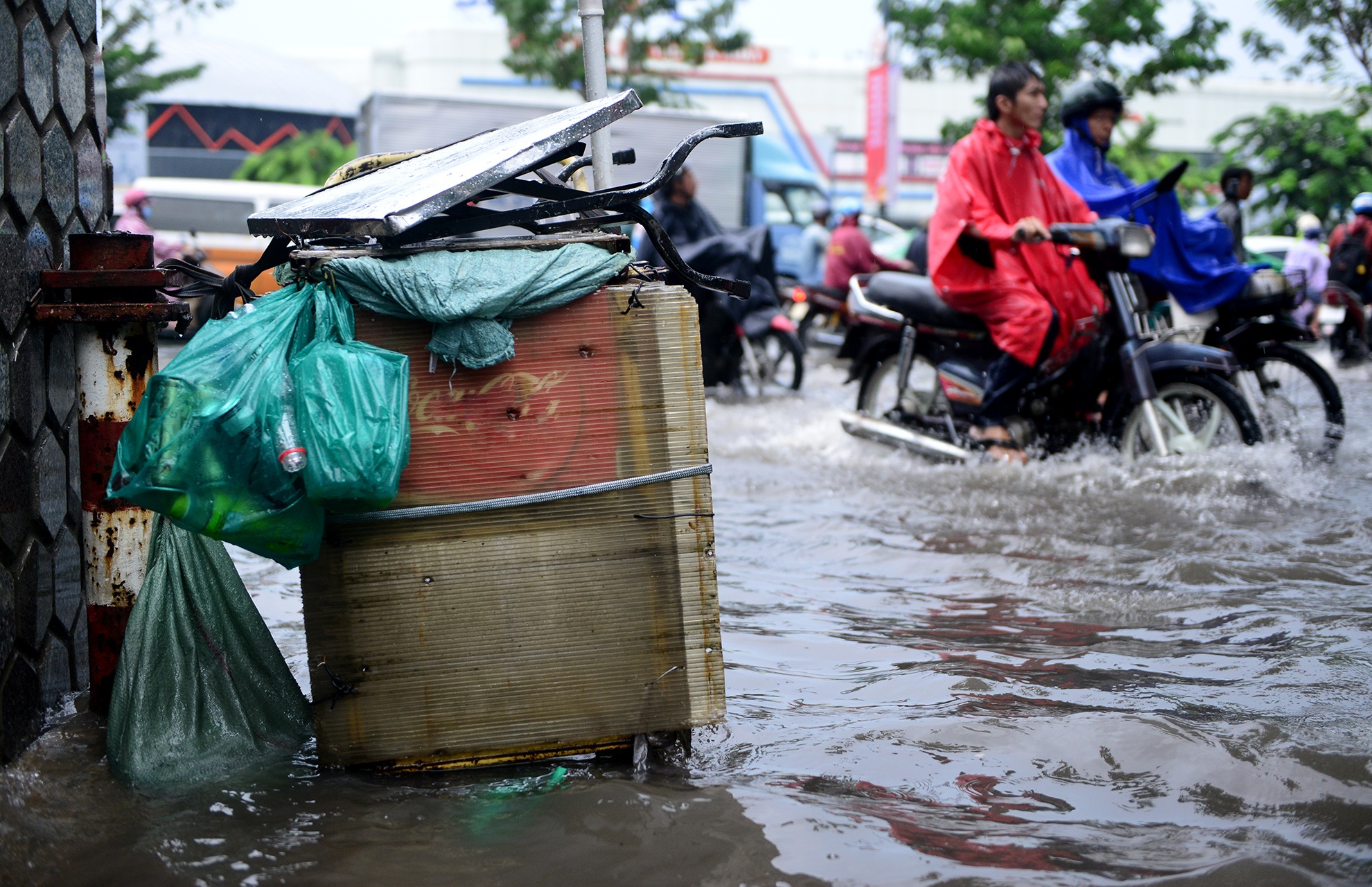 ngap nuoc truoc cong san bay Tan Son Nhat anh 6