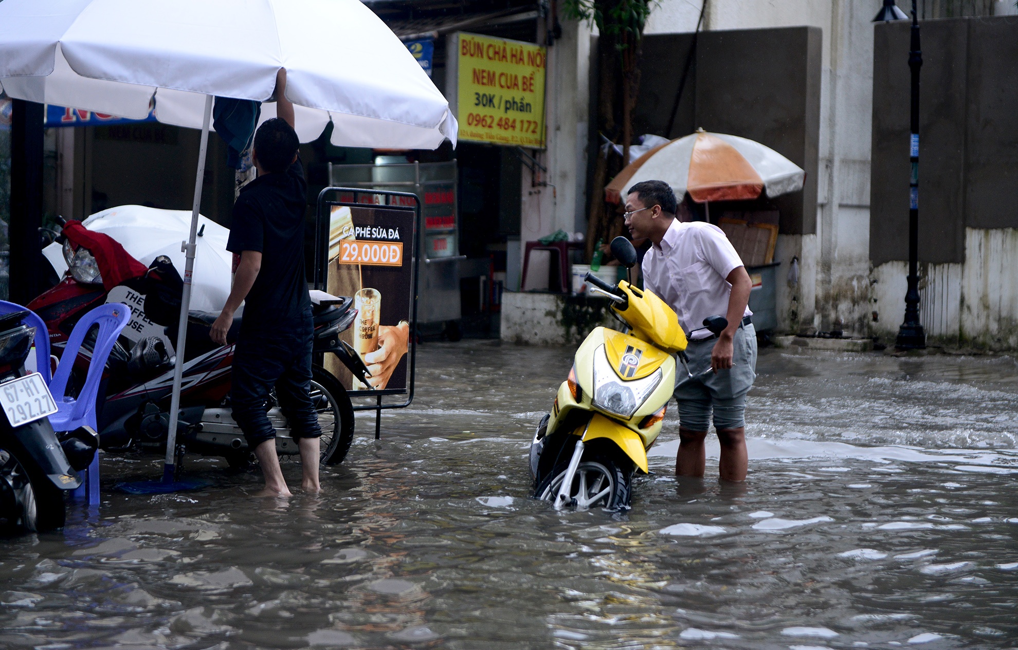ngap nuoc truoc cong san bay Tan Son Nhat anh 7