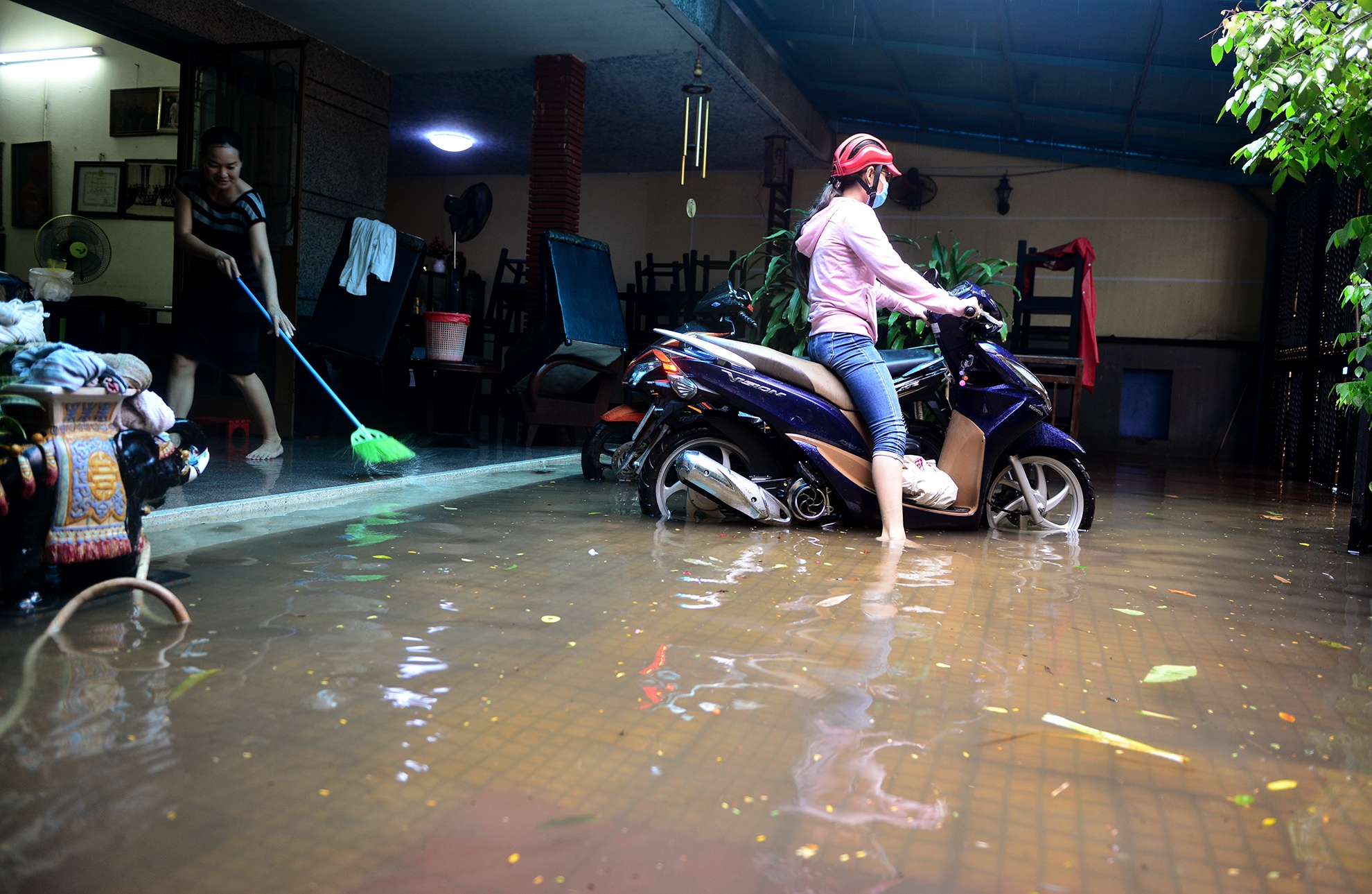 ngap nuoc truoc cong san bay Tan Son Nhat anh 8