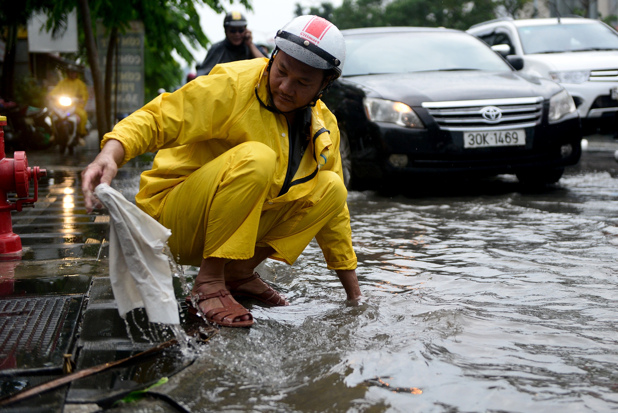 ngap nuoc truoc cong san bay Tan Son Nhat anh 9