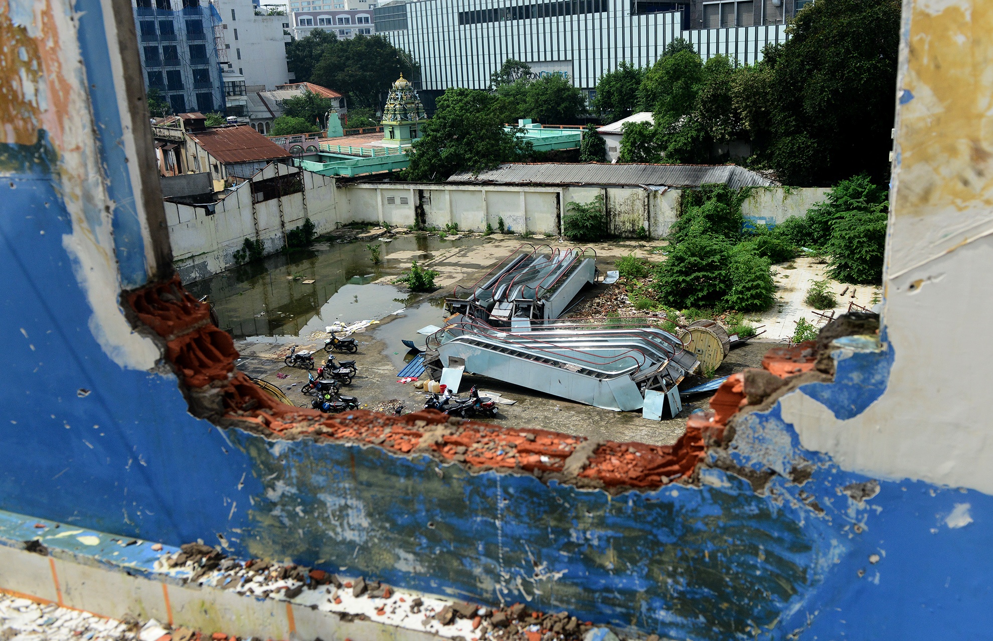 ben trong Thuong xa Tax truoc khi thao do anh 12