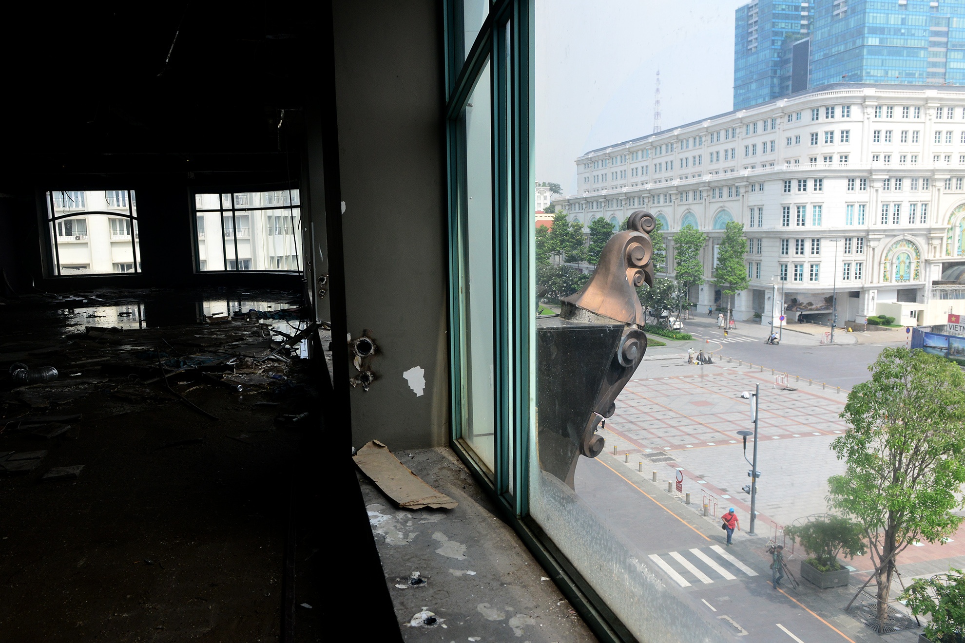 ben trong Thuong xa Tax truoc khi thao do anh 17