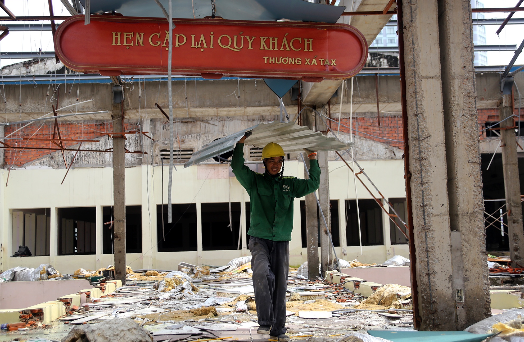 ben trong Thuong xa Tax truoc khi thao do anh 20