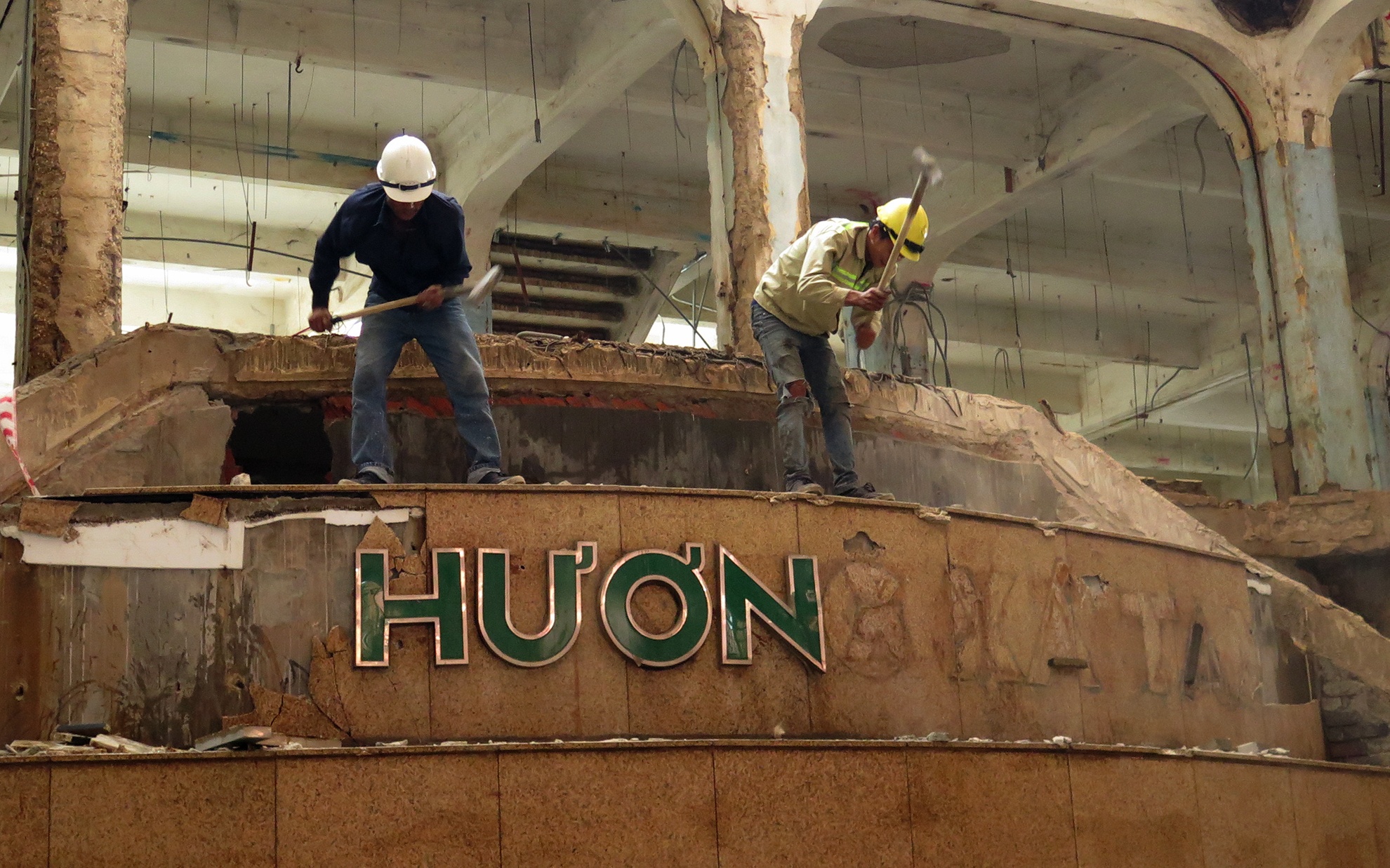 ben trong Thuong xa Tax truoc khi thao do anh 14