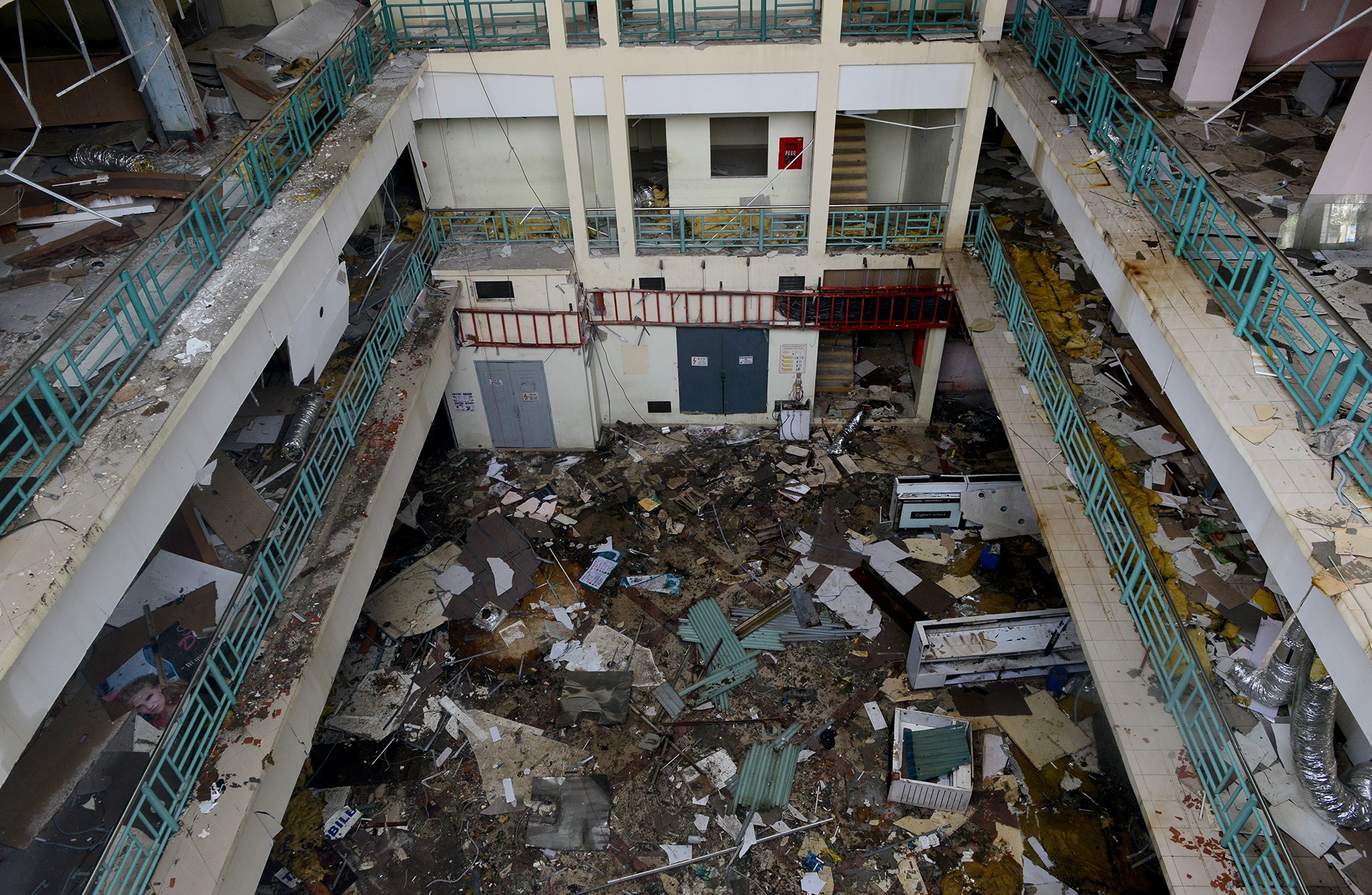 ben trong Thuong xa Tax truoc khi thao do anh 4