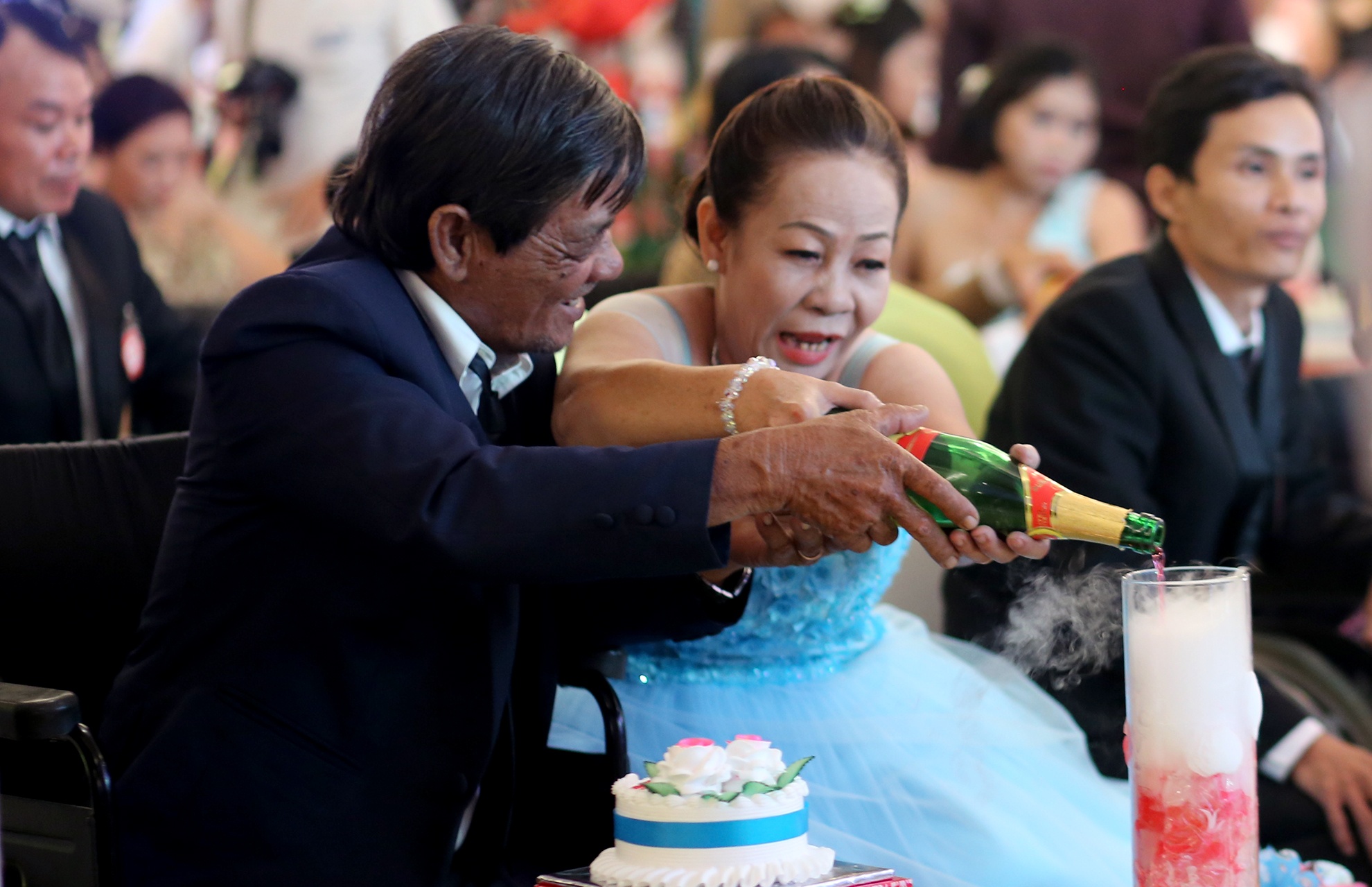 dam cuoi dac biet cua 60 cap doi o Sai Gon anh 16