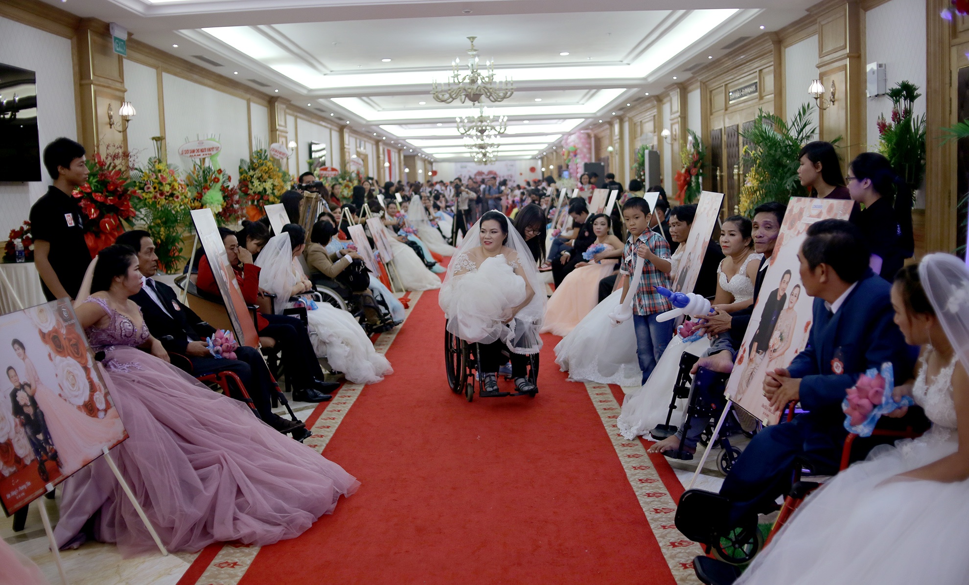 dam cuoi dac biet cua 60 cap doi o Sai Gon anh 1